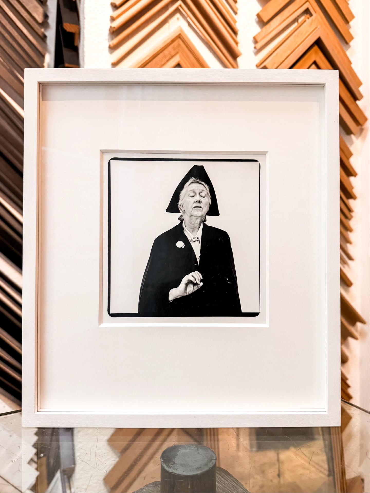 Encadrement de cette photographie de la poétesse américaine Marianne Moore, prise par le photographe Richard Avedon.
Passe partout blanc, cadre peint à la main et verre premium de conservation.
🇬🇧 Frame for this photograph of the American poet Marianne Moore, taken by photographer Richard Avedon.
White mat, hand-painted frame, and premium archival glass.
#mariannemoore #framing #encadrement #encadrementdart #frameyourart