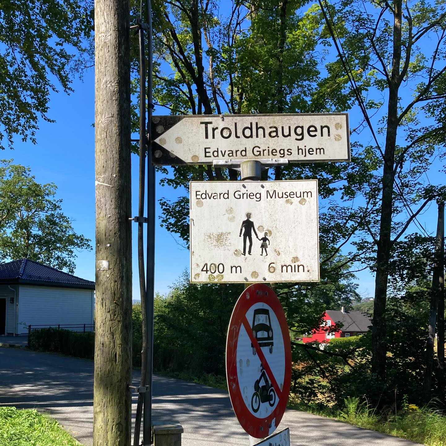 Eine meiner liebsten Beschäftigungen auf Reisen:
die Orte zu besuchen, an denen Komponist:innen gelebt und gearbeitet haben.
Hier … in Troldhaugen 🇳🇴
bei Edvard Grieg 👣
… from August ☀️
#pianistsofinstagram #travelingpianist #pianistnerd #pianistlife #traveldiary