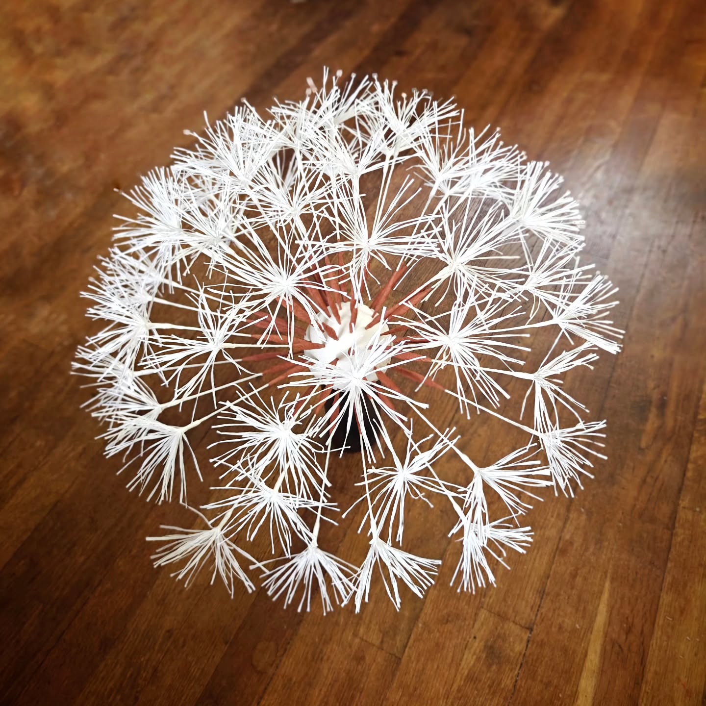 Work In Progress.
It's a lovely sunny day and I'm looking forward to the weekend, but in the meantime it's dandelion time!
#paperflowers #paperflorist #dandelion #crepepaperflowers