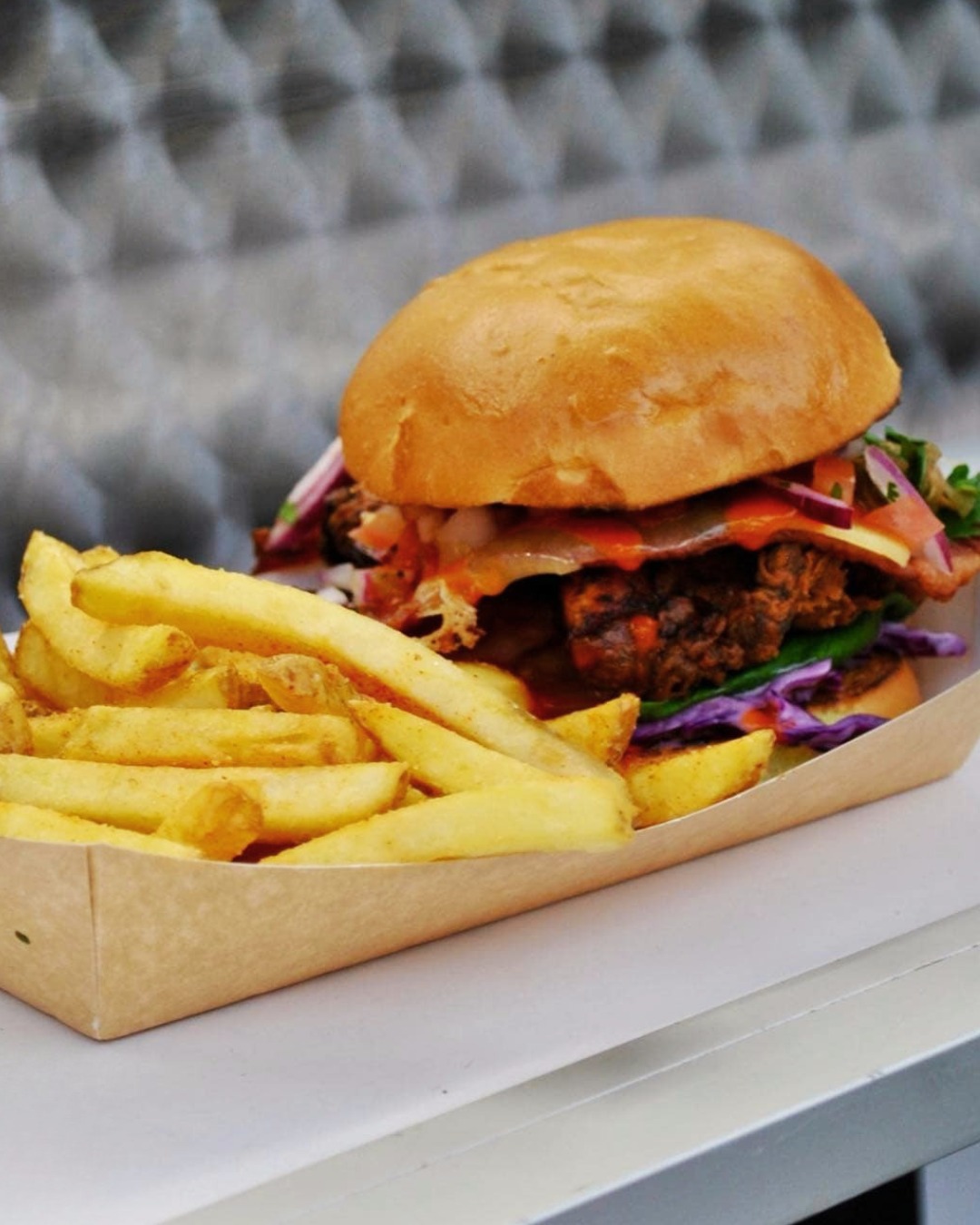 We’re hosting a line-up of the finest local food traders each month this summer, from 4pm outside in our courtyard
Expect the likes of @Jamjarjesmond, @Copper.RiceBox, @FireandDoughUK, and @Flankman_ncl serving up an absolute treat of a tea, while we’ve got the tunes on and drinks flowing from the bar to take your Fridays after school and work up a notch.
This Friday, we’re kicking things off with Jam Jar! They specialise in Anglo-American comfort food, priding themselves on good grub, great service and fresh local produce.
There's no need to pre-book or buy a ticket, just pop down and enjoy 🍔
And why not stick around for Midnight Callers and dance the night away to alternative dancefloor bangers spun by Maximo Park's Paul Smith and Field Music's Peter Brewis?! Only £10 on the door.