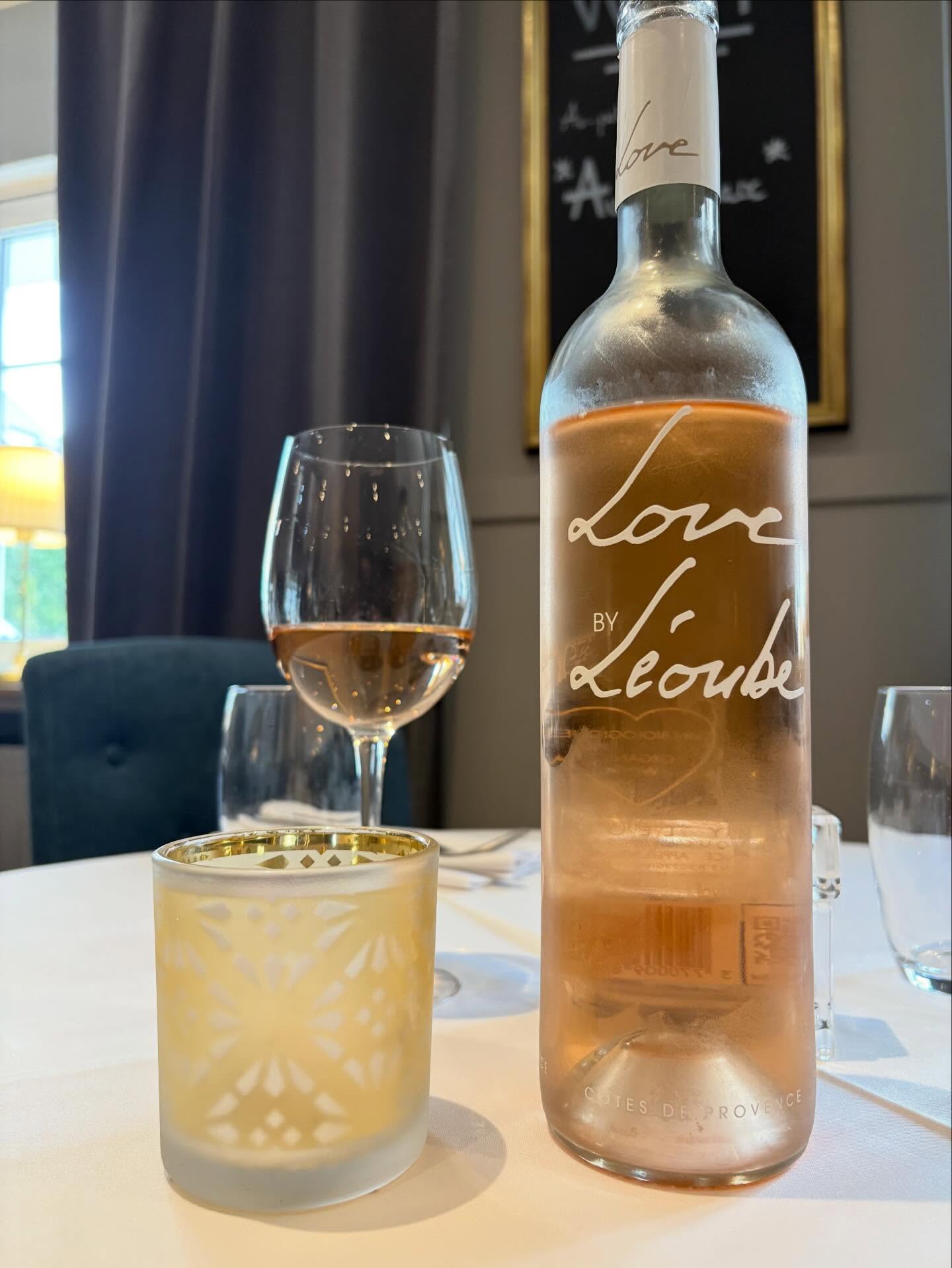 Retrouvez «Love » by Château Léoube dans les restaurants Au P’tit Max au verre ou bouteille. @chateauleoube 🍷 🍷