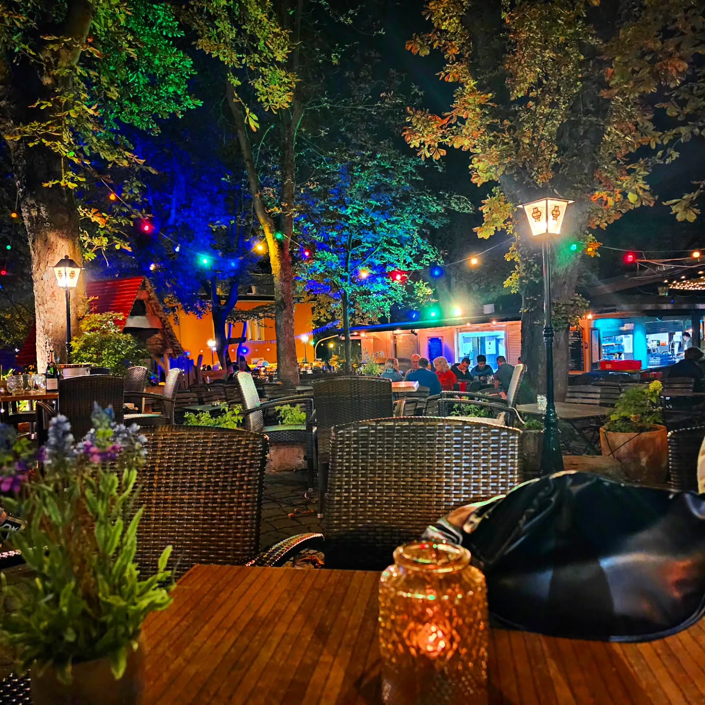 Nicht mehr all zu lange und die warmen Abende beginnen auch wieder 🍻
Wir freuen uns auf alle Fälle schon drauf 🫶🏼
#biergarten #biergartendarmstadt #abendstimmung #darmstadt #nightlife