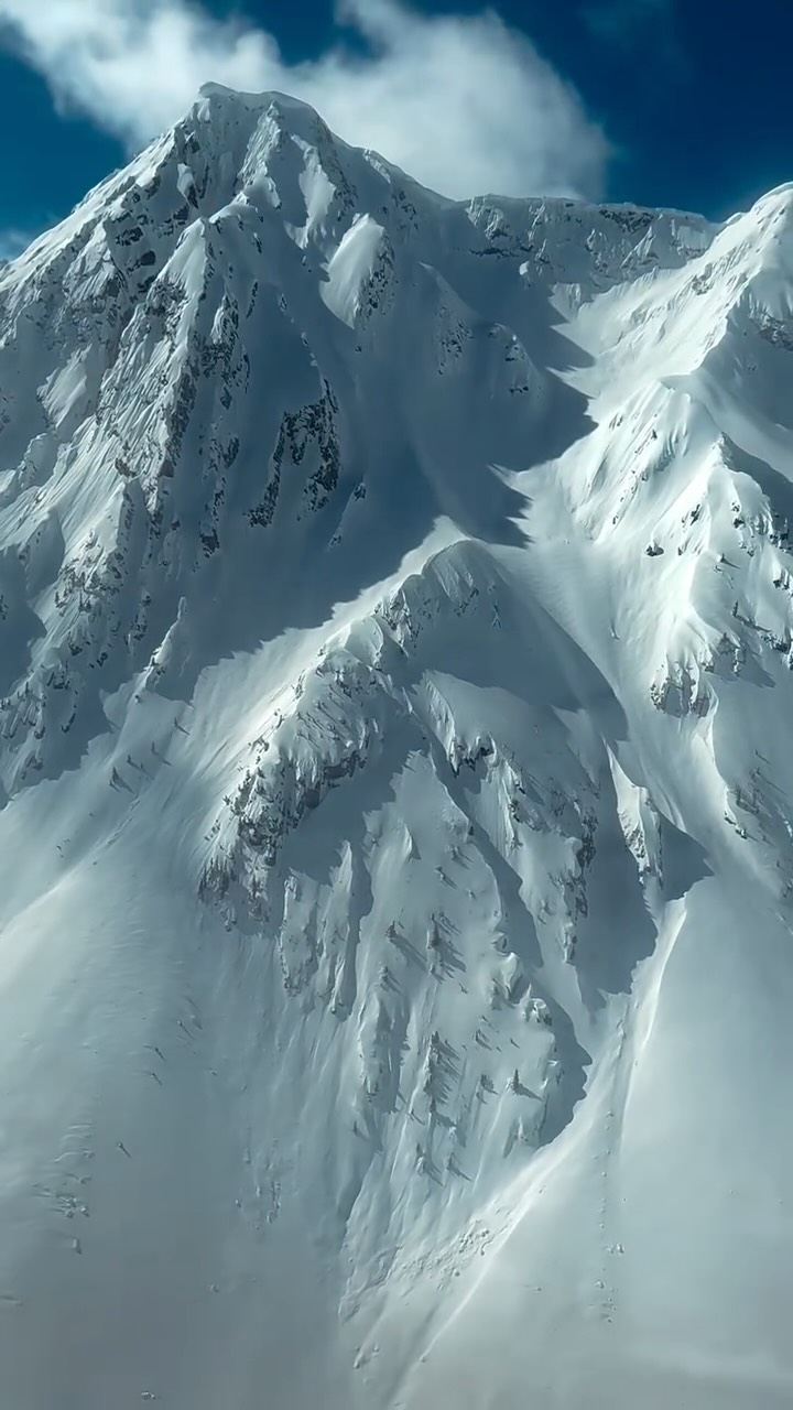Flying through the mountains, seeing a sea of peaks from a birds perspective, & getting dropped off on top of a peak, never gets old.
@coastrangeheliskiing
pilot: @j.adamtopshee