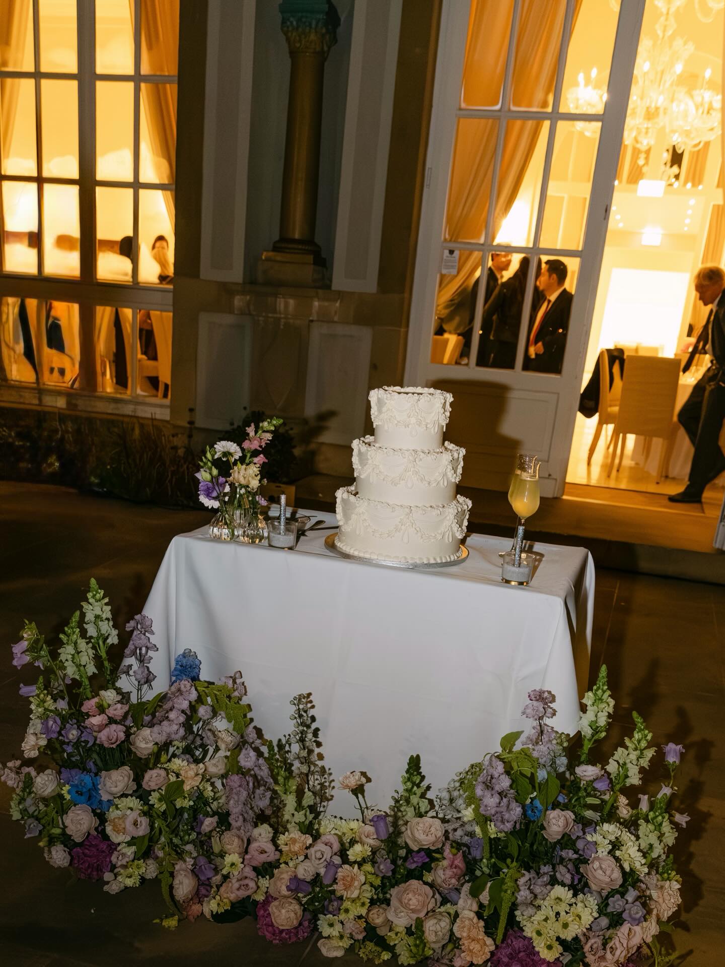 Where are my cake lovers? ❤️
Sera & Charles cake cutting with fireworks and the beautiful background of the oragnery was truly magical ✨
Weddingplanner: @laceriseweddings
Photographer: @cristinanaan
Location: @mondorf_domaine_thermal
Flowers: @blumenvonclaudialeinen
Cake: @remy_an_noemie
Bride: @s_srm_
#weddingplanner
#destinationweddingplanner
#frenchweddingplanner