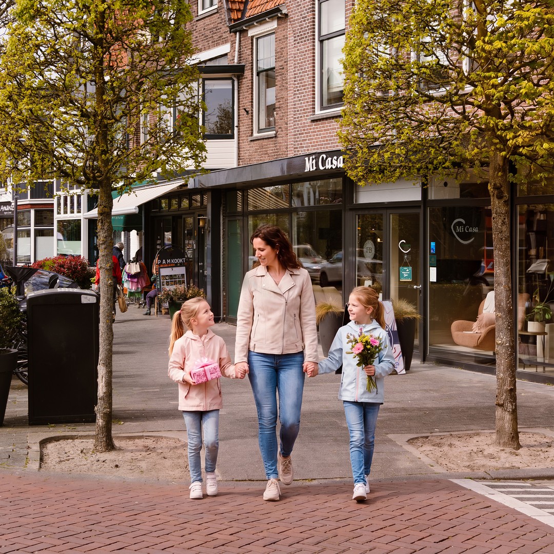 💐 Op zoek naar een mooi cadeautje voor Moederdag? Van sieraden tot chocolade en andere leuke verrassingen, in Winkelgebied De Kempenaer vind je zeker iets bijzonders om haar mee te verwennen!
#Moederdag #winkelgebied #dekempenaer #shoppen #winkelen #genieten #gezelligheid #shoplocal #bollenstreek #oegstgeest