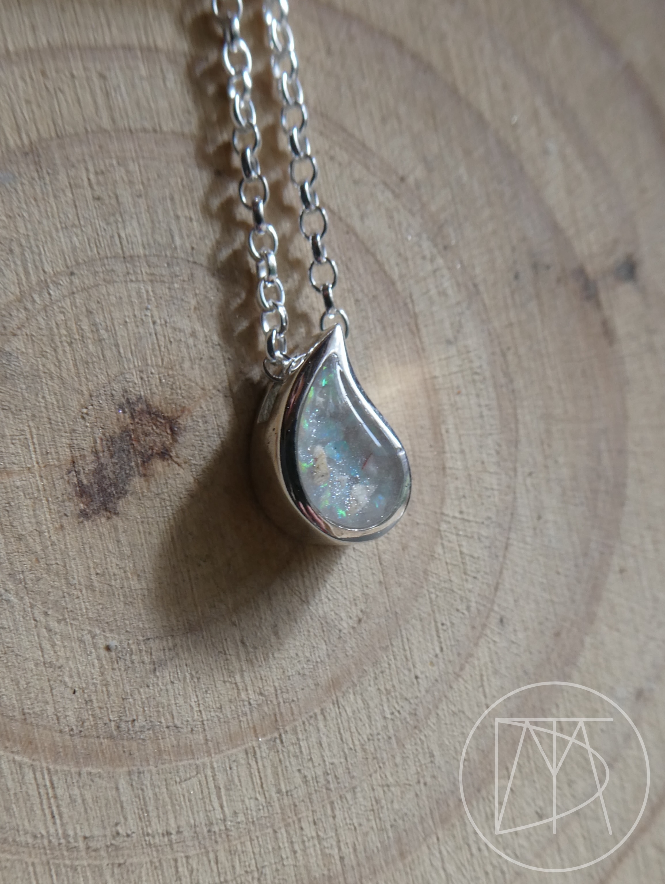 Two precious teardrop pendants now available, both can be engraved with a small message on the back. Also available in 9ct yellow, white and rose gold
#memorialjewellery #ashesjewellery #keepsakejewellery