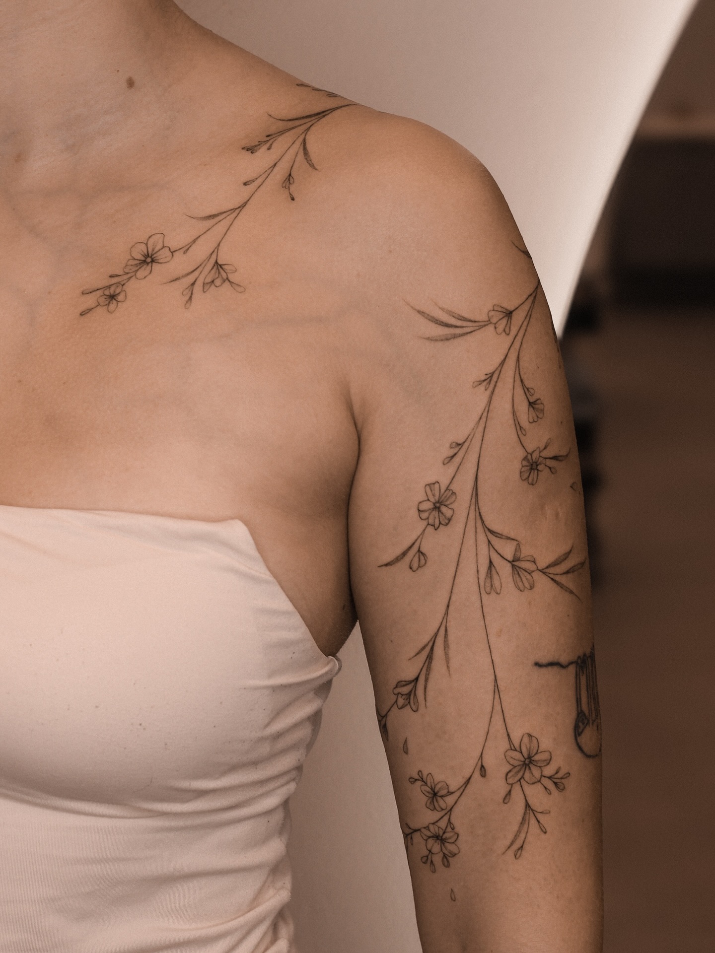 //Spring edition//
Floral piece for @vestinablinstrubyte 🌸
Thank you for this beautiful project!
#tattoovilnius #vilniustattoo #floraltattoo #fineline