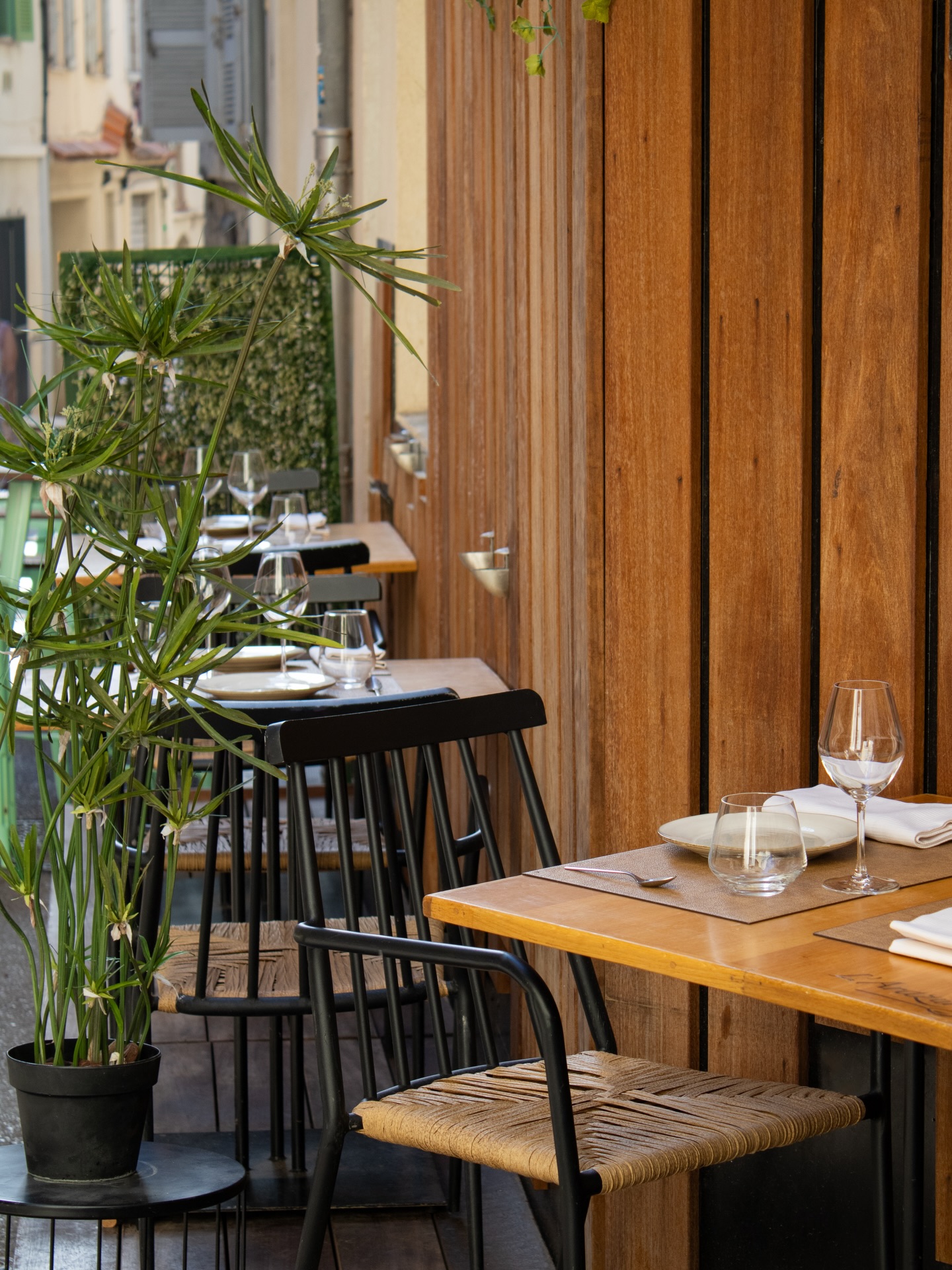 Les beaux jours s’installent… et la terrasse devient le lieu idéal pour savourer l’instant 😍
‣ Réservez votre table sur www.larazur.fr