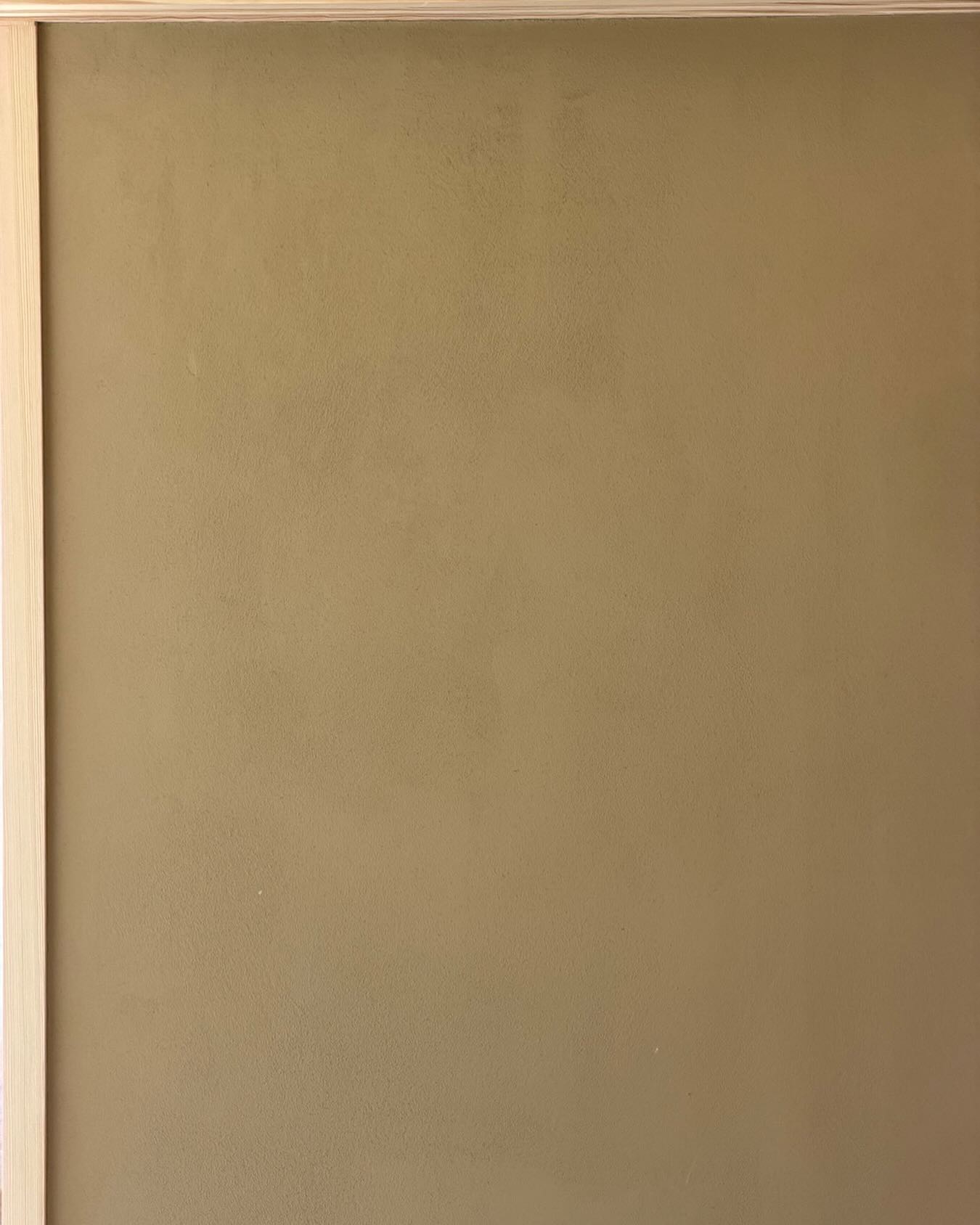 Lerputsar terummet i Villa Äntligen tillsammans med Martin Condominas från Creative Coatings
