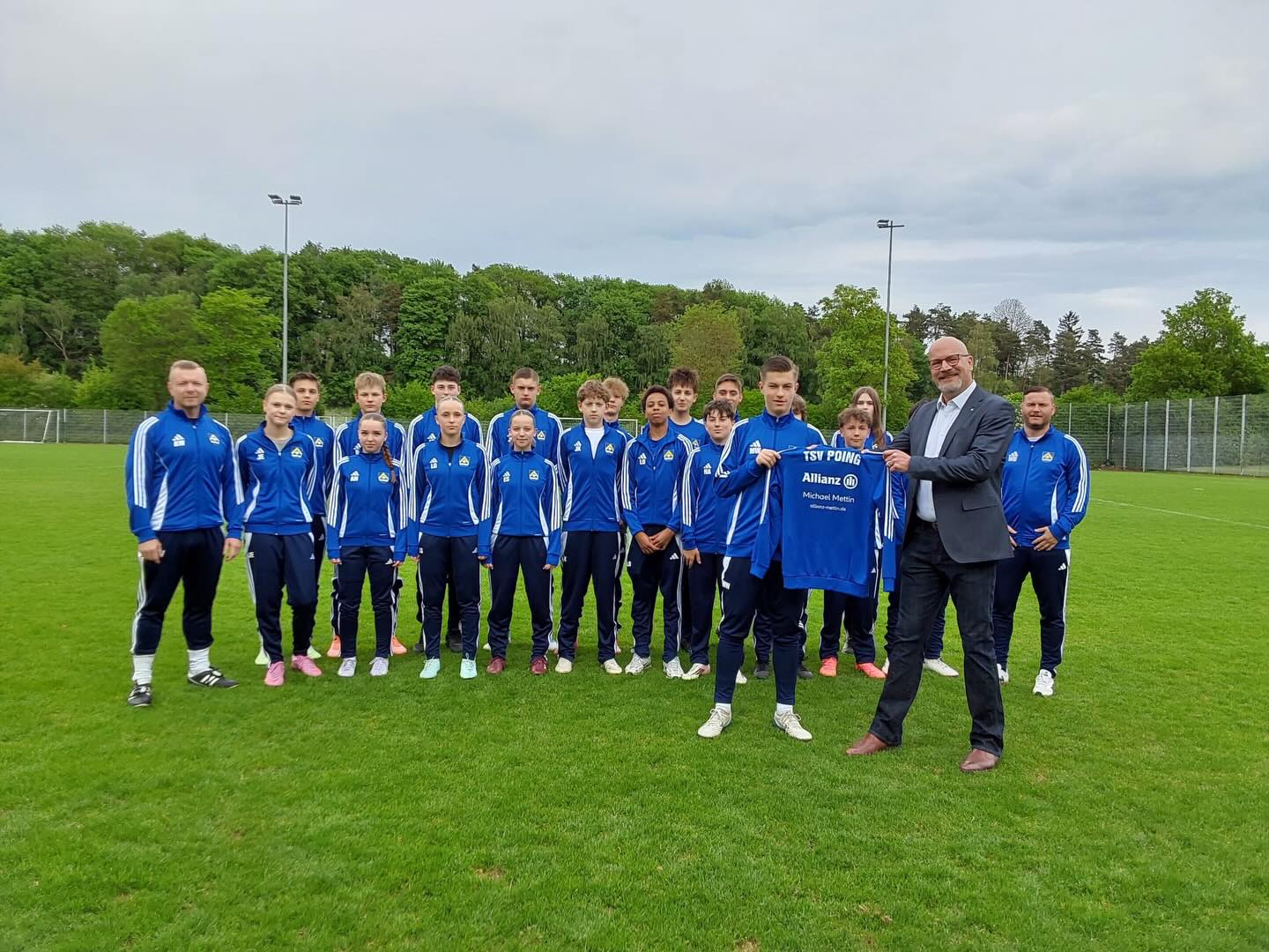 Rundum ausgestattet für die Zukunft- mit der Allianz Generalvertretung Michael Mettin in Poing, sind künftige Antritte in einem einheitlichen Erscheinungsbild endlich möglich. 🔵🟡
Die Fußballmannschaft des TSV Poing 2011/2 sagt vielen herzlichen Dank für die neuen Trainingsanzüge.