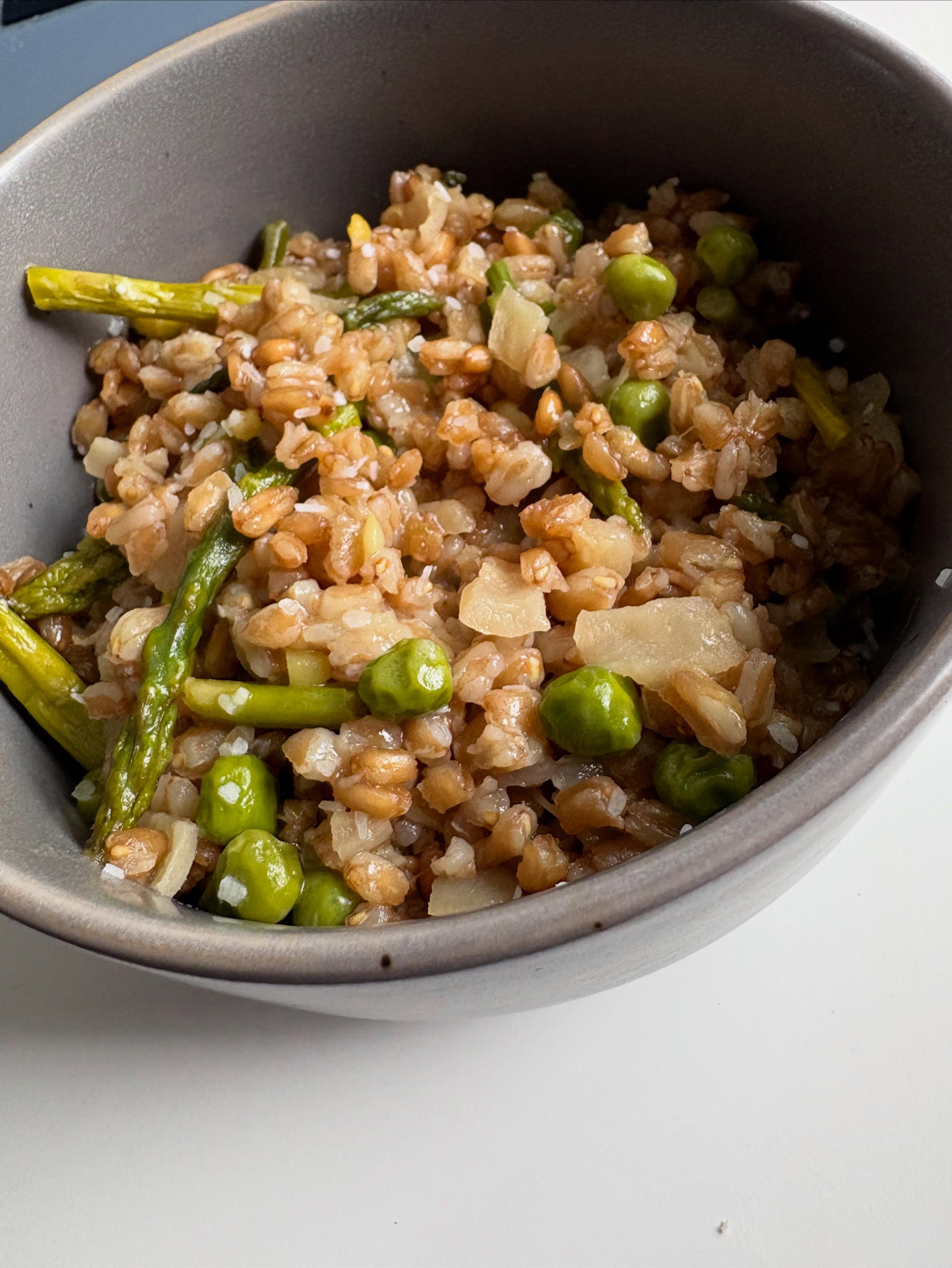 #NoFilter because this picture came out looking like a cookbook! Farrotto (farro + risotto) with asparagus and peas. I made this on Wednesday night and it has only gotten better in the fridge. Yum!
#Lunch #Farrotto #Cooking #Spring
