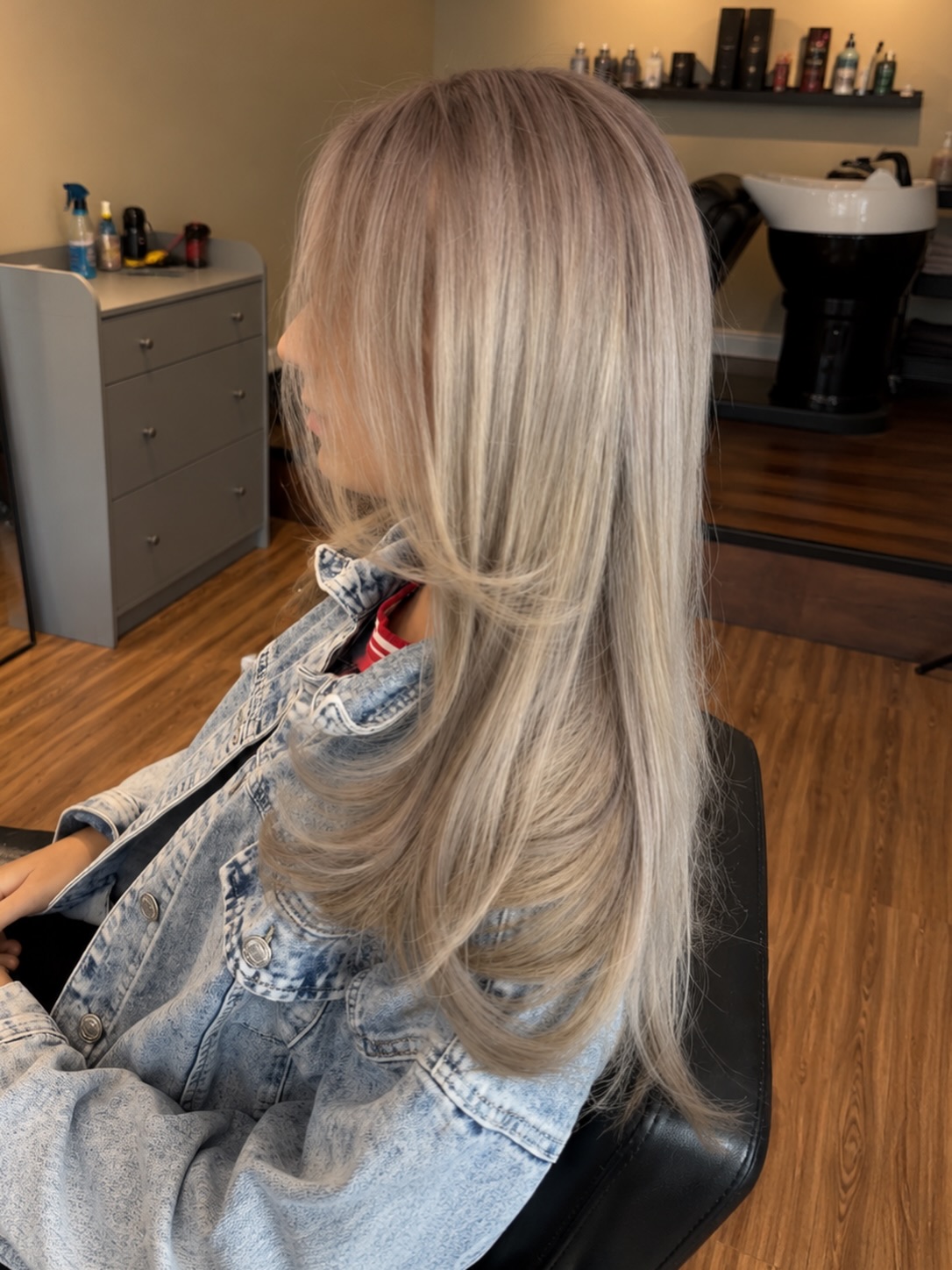 Soft icy beige with seamless layers ❄️
Keeping the blonde bright while creating softness, movement, and dimension.
One of my favorite transformations lately 🤍
📍Toronto
DM for booking
#torontohairstylist #beige #womenhairstyle #etobicokehairstylist #haircolor