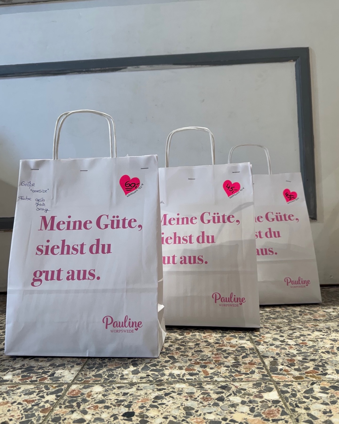 Meine Güte, siehst du gut aus 🩷
…und das sage ich nicht nur so. Das steht auch auf der Tüte.
Wir haben Wundertüten gepackt – und nein, wir verraten nicht was drin ist. Genau das ist ja der Spaß daran. Versprochen ist nur: es lohnt sich.
✨ Kleine Wundertüte – 45 €
✨ Große Wundertüte – 60 €
Solange der Vorrat reicht – also nichts wie los! 👀
Pauline Worpswede – Bergstraße 26 – Mo–So 11–18 Uhr 🩷
#Wundertüte #Mysterybox #Modeboutique #Worpswede #Schnäppchen