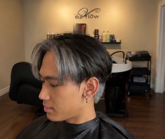 Smoky silver foil highlights on dark hair 🩶
Adding dimension without bleaching the whole head.
When the color faded style doesn’t fade.
#koreanhairstyle #ashgrey #foilhighlights #hairstylist #etobicokehairstylist