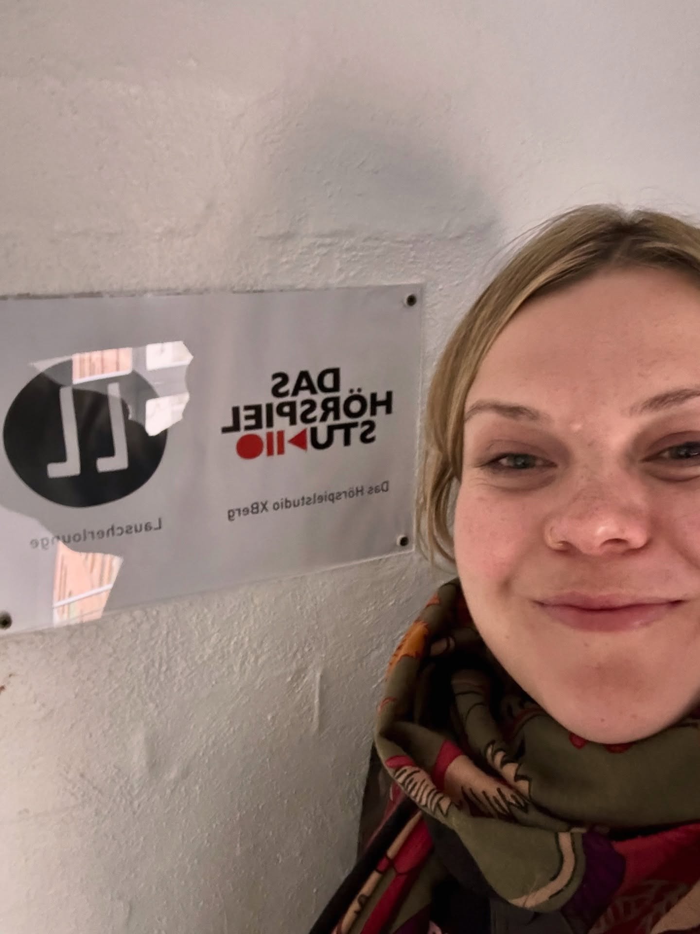 Im April 2026.
heuschnupfen tobt noch
jetzt tun kirschblüten ganz süß
als wär nichts gewesen
#foleyartist #phdstudent #geräuschemacherin #womeninsound #hörspiel
