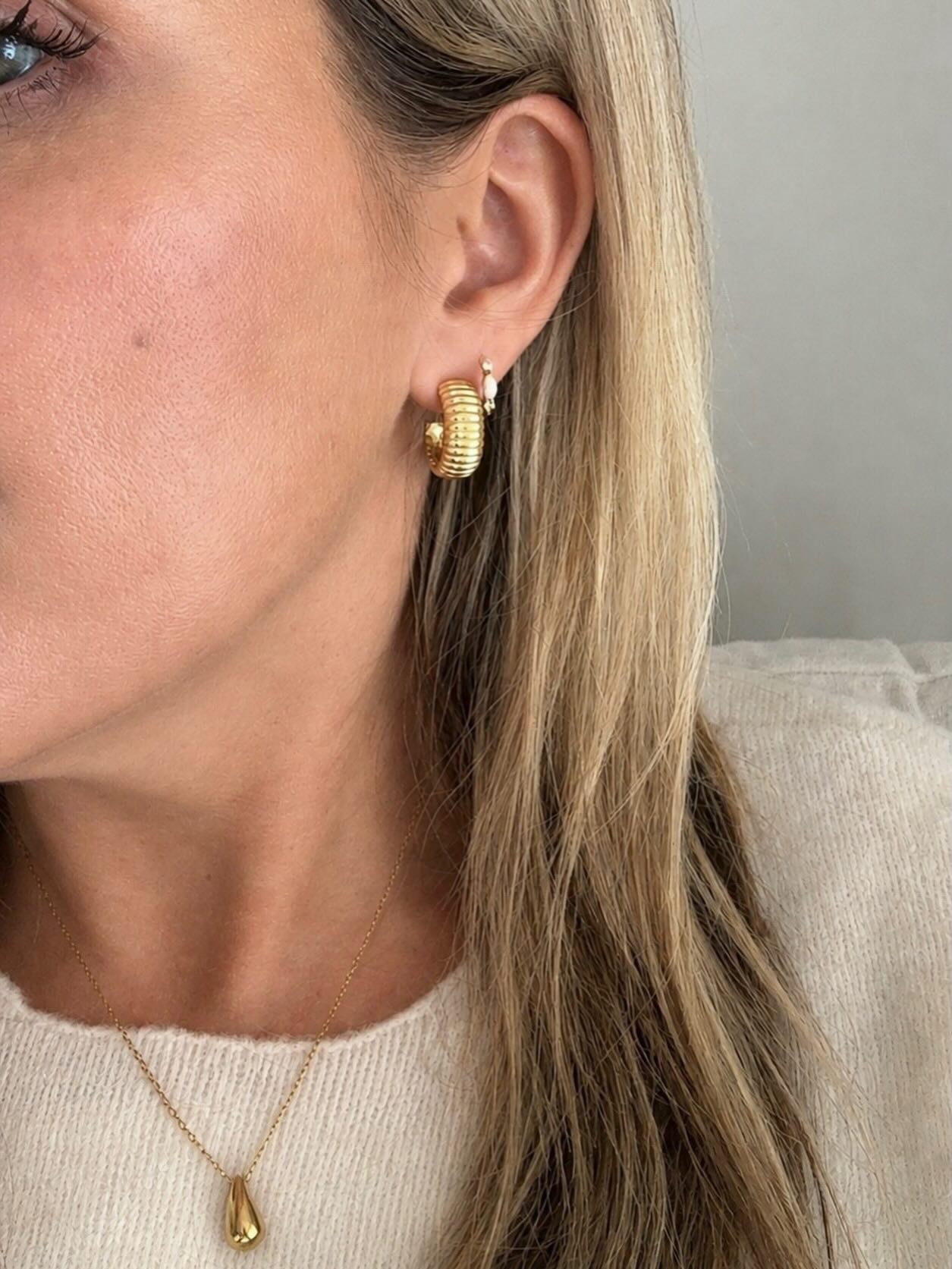 Today’s stack ✨ I love the chunky look of the Hollie Earrings, paired with the Lisa Opal Huggies 😍 Have an amazing weekend! P.S, my necklace is the Mini Vienna Waterdrop necklace x