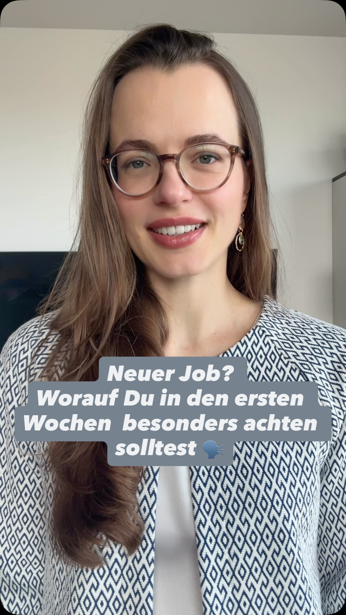 Ein neuer Job ist aufregend, man braucht Zeit sich zu orientieren, alle Kolleg:innen kennenzulernen, sich in den Aufgaben zurecht zu finden... 🧭
In diesem Video zeige ich, was man tun kann, um sicher anzukommen und sich den Platz zu schaffen, der für einen stimmig ist. – Damit kannst Du auch potenzielle Konfliktsituationen am Arbeitsplatz frühzeitig erkennen und souverän meistern. 👩💻👀🤝🗣️
📌 Ich bin Martha, Mediatorin und Expertin für Arbeitsrecht. 🤝 Auf diesem Kanal erfährst Du alles rund um erfolgreiche Kommunikation und Konfliktlösung in Job und Business!