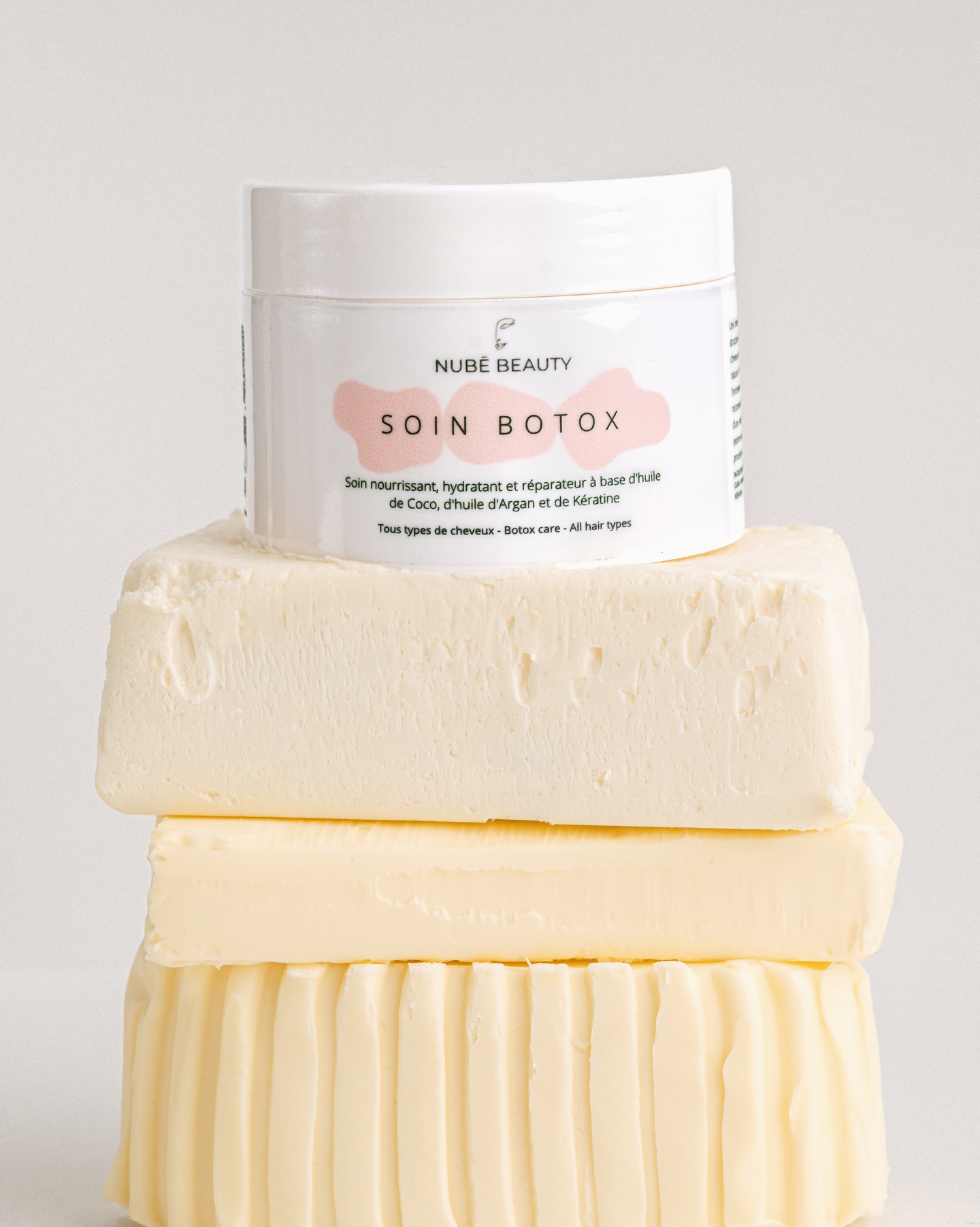 // FOCUS NUTRITION 🧈💗
La formule parfaite qui va t’accompagner tout l’été : le remède miracle pour les cheveux secs et déshydratés par le soleil, le sel ou le chlore, avec un résultat aussi efficace qu’en salon, depuis chez toi ☀️
#soinbotox #nubebeauty #capillaire