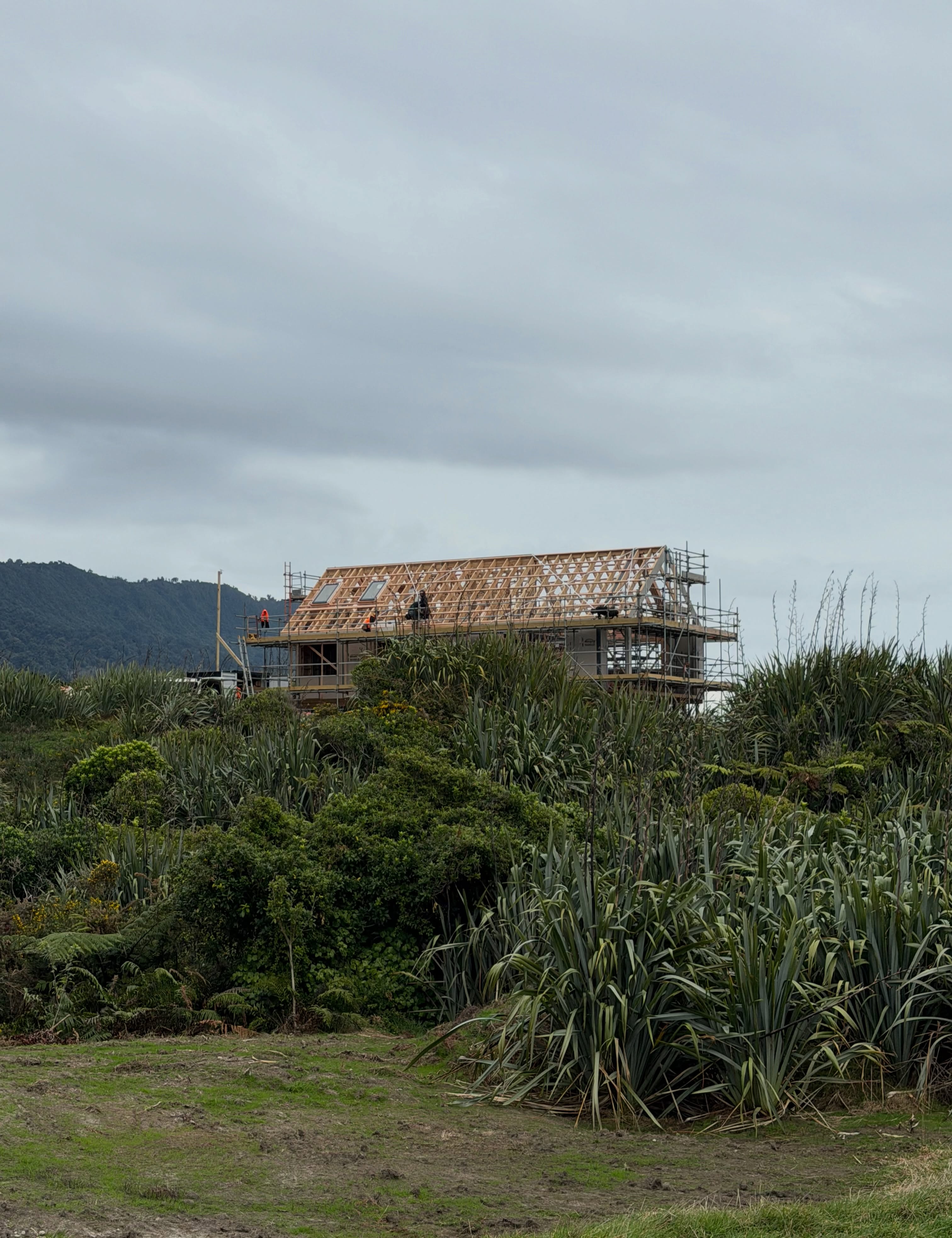 What a week! We had 300ml of rain in 24hrs - unreal 💧☔️ Next week is exciting 🔥- We have a roof & windows going in on both north & south dwellings! Awesome progress from the boys - they might have wet socks ( & undies 😂) but vibes are still high!
@dwell.punakaiki is about to level up watch this space!