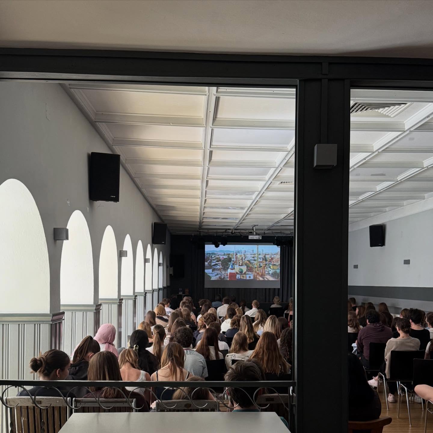 Literatur im Kino
Am 6.5. 2026 besuchten alle Klassen den Arkadensaal Langenlois. Der Verein DUM (Das Ultimative Magazin, www.dum.at) zeigte für die WISO und alle Interessierten den Film „Wenn du Angst hast, nimmst du dein Herz in den Mund und lächelst“ von Marie Luise Lehner, in dem die Geschichte der 12-jährigen Anna und ihrer gehörlosen Mutter erzählt wird. Der Film handelt davon, wie es ist, die Scham für die eigene Herkunft in Stolz zu verwandeln, von Pubertät, Zuneigung, Fürsorge und Solidarität.
Nach dem Film wurden Fragen der Schülerinnen und Schüler von der Filmemacherin beantwortet. Es war ein interessanter Vormittag, der viele Fragen beantwortet hat, und viele Fragen aufgeworfen hat, deren Antworten offen bleiben.