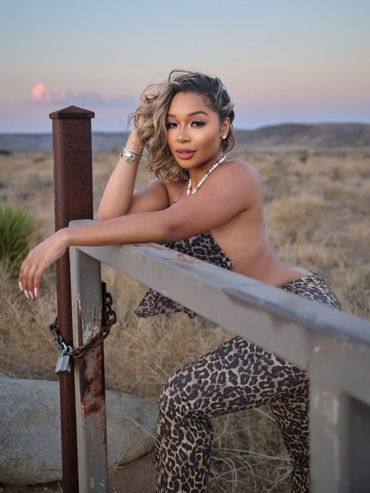 Beauty exists even in the roughest landscapes. That was smooth huh lol you see what I did there!
#muse @chaniahkelley
#shineincphotography #agameofportrait #portrait #desert