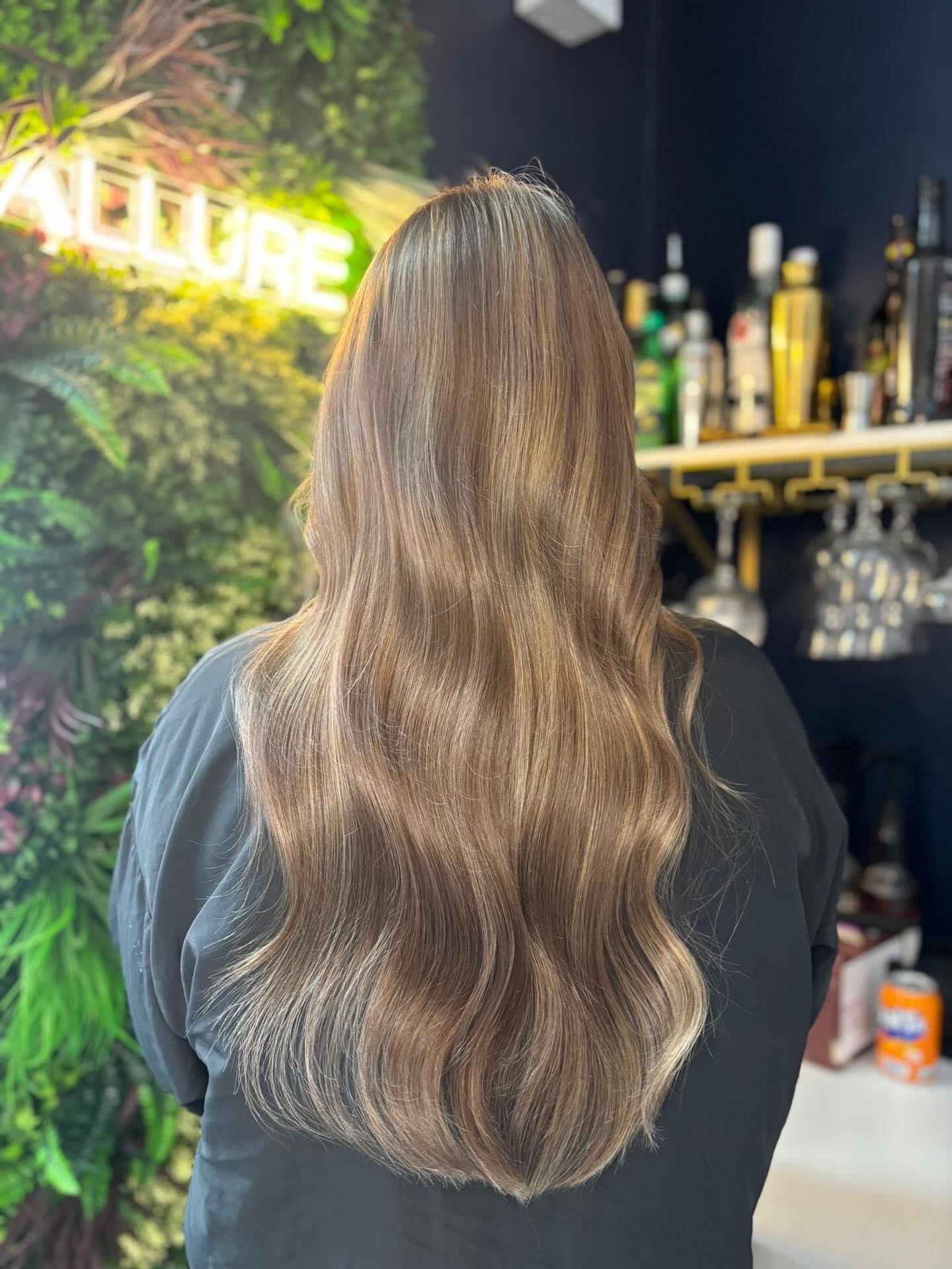 Blended bronde ✨🤎
Senior Kara brightened this look while still keeping beautiful depth at the root, creating a soft, natural dimension ✨ The tone has been completely evened out, shifting from warmer, uneven hues to a smooth, balanced blend of cool beige and soft caramel tones 🤎
The result? Silky, reflective shine with a healthy, glossy finish that catches the light effortlessly. We focused on maintaining the integrity of the hair throughout, using Kérastase products to nourish, protect, and enhance shine—because healthy hair is the foundation of every gorgeous colour 💫
@lorealpro_education_uki @lorealpro