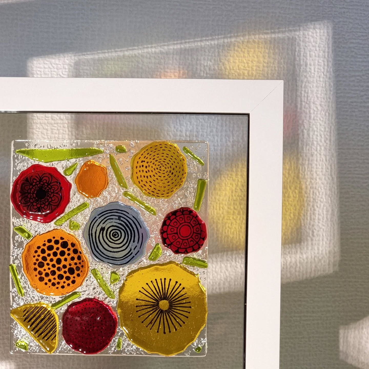 Nouveau - Tableau abstrait floral en verre fusionné par Karen @la_vidalerie .
Karen est à la boutique aujourd'hui @assoofildelart Conques.
#verrefusionné #fabriqueenfrance #madeinfrance🇫🇷 #conques #conquesenrouergue