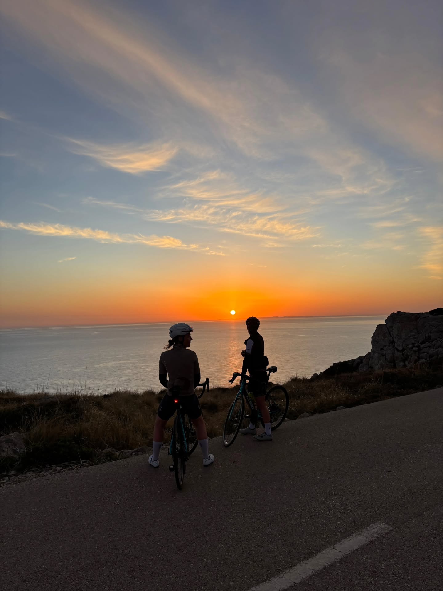 April, ganz ohne Scherz dafür mit Urli.
Weniger Arbeit, keine Events dafür mit viel Feierei und neuen Learnings.
• 1 Woche Rennradln auf Mallorca mit Rbg Girls und meine -1 jährige Rennradliebe feiern
• 2 Tage me time, auftanken, treiben lassen und ganz viel Yoga mit Meeresblick - hej i am back ♡
• Neues Yogavideo in Zusammenarbeit mit @crivit
• Modul 11 Coachingausbildung und langes Wochenende in München mit over socializen, essen, yogieren, umarmen,...
• Grünen Daumen neu kennen und lieben lernen. Anpflanzen, umpflanzen, düngen,..
• Müdes, nachdenkliches Ich - again on the road
• Biergarten Saison eröffnen
• Meine zwei Lieblingsmänner
• Das Leben feiern, ganz viel und ganz oft
• Mich wieder wie ich selbst fühlen. Nach schlafen, Yoga, Laufen und eiskalter Meeresdusche - haach vorfreudig auf alles was kommt (& da noch unwissend von Blumen, Kuchen und schönstem Abholservice ♡ )
Learnings:
wow, bin ich stark und ehrgeizig
Mhh, liebe ich mein neues 🌱 Leben
Ok, so fühlt sich Vermissung an 🧘🏼♀️
Uiiii, das ist diese Wiedersehensfreude ♡
Sehen und gesehen werden 🔝
Ein nein zu Etwas ist ein Ja zu mir⚠️
.
.
.
So kanns weitergehen. Diese Reise.
Auf in den Sommer. Ernten was ich ausgesät habe.