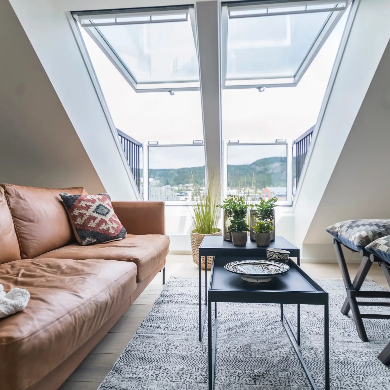Vi er stolte av å kunne si at YMRO nå er offisiell samarbeidspartner med VELUX® 🙌
For oss handler dette ikke bare om takvinduer – det handler om hva riktig lys og luft gjør med en bolig. Når man åpner opp takflater og slipper dagslyset inn, skjer det noe med hele rommet. Det blir større, lettere og rett og slett bedre å være i.
VELUX er kjent for smarte løsninger som kombinerer design, funksjon og inneklima – og det er akkurat den typen kvalitet vi ønsker å levere videre til kundene våre.
Dette samarbeidet gjør at vi kan tilby enda bedre løsninger når vi jobber med loft, tak og boliger hvor lys virkelig utgjør forskjellen.
Vi gleder oss til å vise frem flere prosjekter fremover ☀️
— YMRO
@veluxnordics #VELUX #VELUXNorge #VELUXtakvinduer #ymroas #oslobygg #oppussing #rehabilitering #takvindu
#dagslys #interiør #bolig #loft #loftsleilighet #byggoslo #håndverk #entreprenør #norskbygg
#renovert #boligdrøm #arkitektur #inneklima