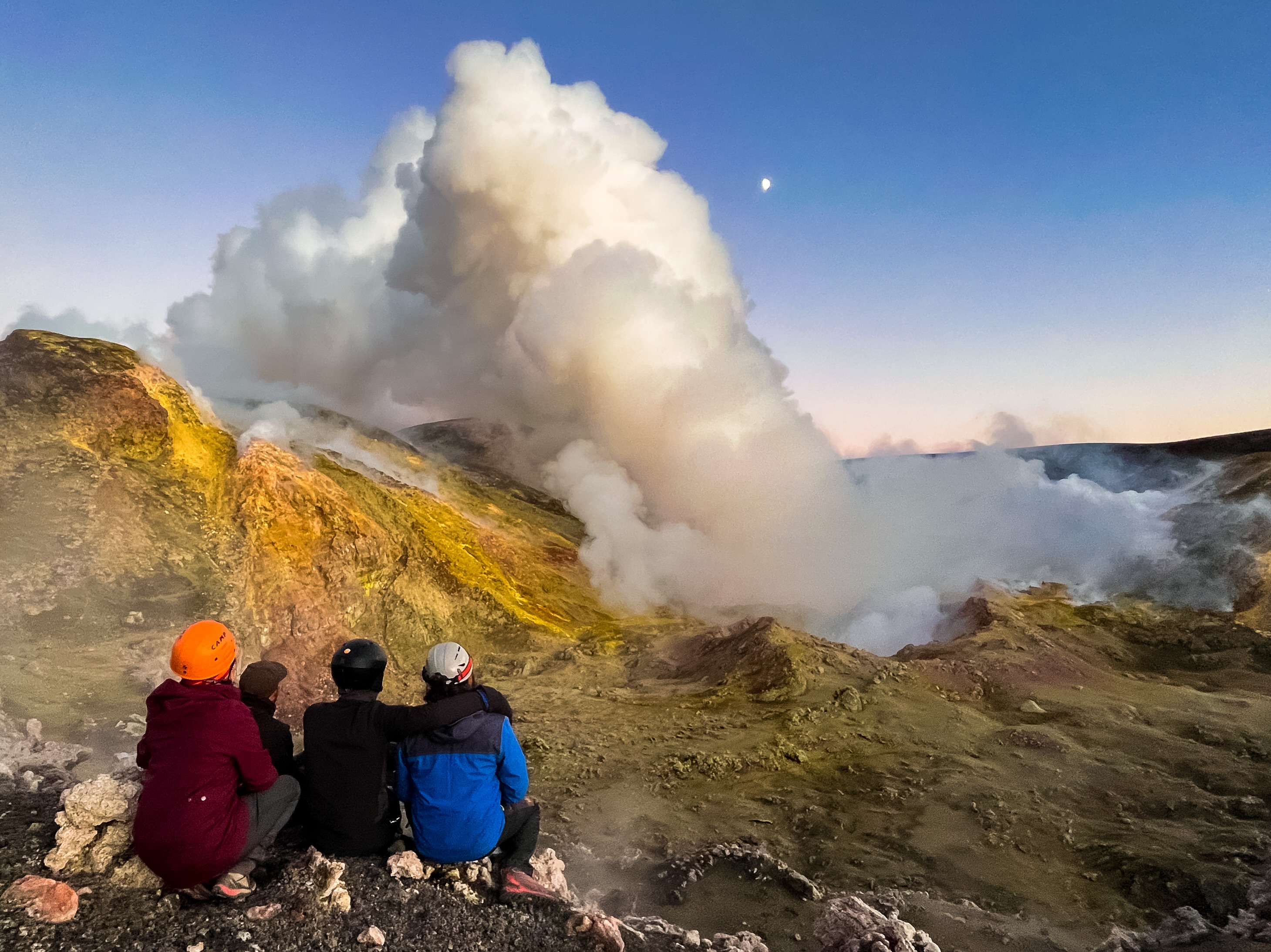 L’#Etna è.. esser li al momento giusto.. e con le persone giuste 🌖🌋❤️ #sicily #volcanoes #sicilia #postibelli