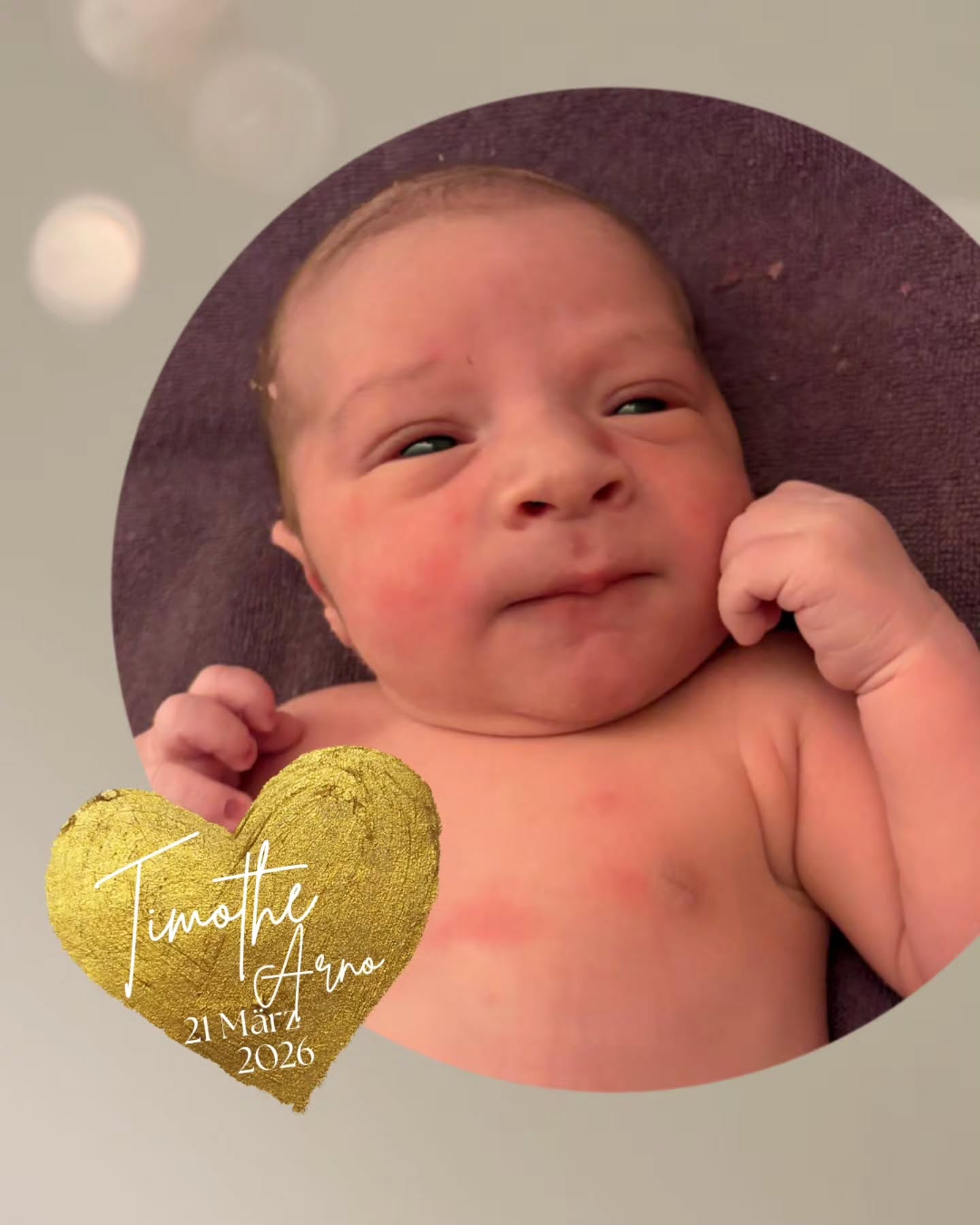 Lieber Timothe ✨️
Genau wie deinen großer Bruder, durften wir auch dich bei uns willkommen heißen. Kurz nach deinem ET hast du dich noch pünktlich auf den Weg gemacht und hattest es sehr eilig. Da deine Mama gerne möglichst lange zu Hause bleiben wollte, hat sie uns schonmal vorgewarnt, dass du dich auf dem Weg machst. So konnte einer von uns schonmal alles vorbereiten und im Geburtshaus auf deine Eltern warten. Als sie da waren, ging dann alles ganz zügig und als auch die zweite von uns da war, hast du keine 5 Minuten mehr auf dich warten lassen und bist im Wasser zur Welt gekommen.
Dein Name wurde sehr sorgfältig und nach guter Überlegung ausgewählt.
Wir wünschen dir viel Freude mit deiner Familie und deinen beiden Geschwistern ☺️
#geburtshaus #hebamme #wassergeburt #außerklinischegeburt #17