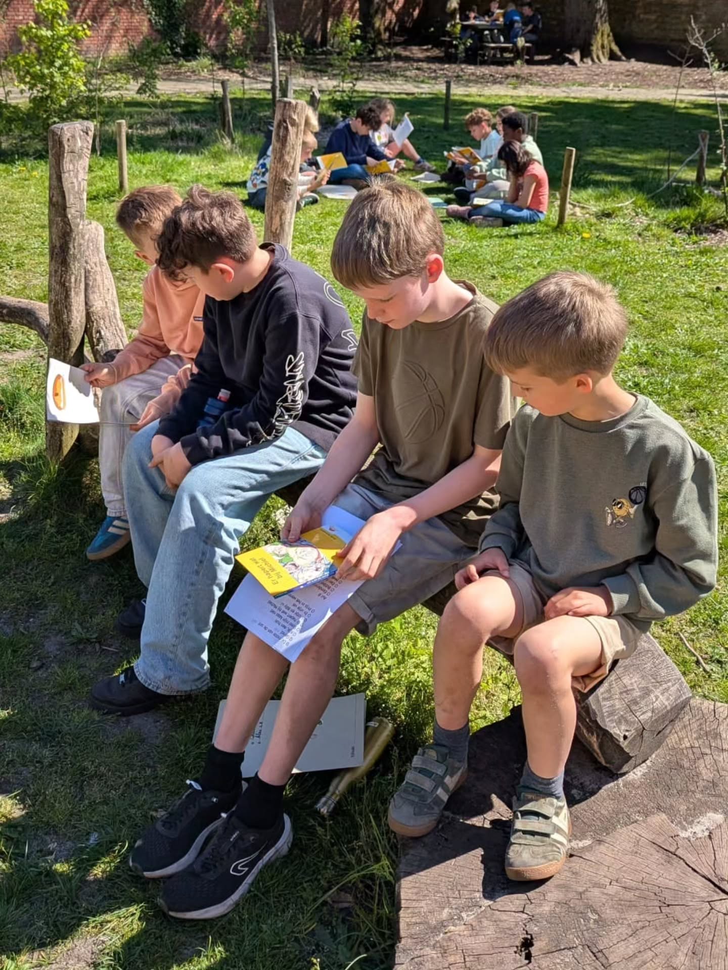 SAMEN LEZEN ๐
Onze leerlingen van het vijfde leerjaar
nemen hun rol als leesbuddy heel serieus.
Twee keer per week lezen zij
samen met hun vriendjes uit het tweede leerjaar.
Op die manier oefenen de jongste lezertjes op een fijne manier,
terwijl de oudste leerlingen hun leesvaardigheid
en verantwoordelijkheidsgevoel versterken.
Mooi toch?
Samen lezen = samen groeien ๐
#tandemlezen #leesplezier #samenleren #basisschool #trots