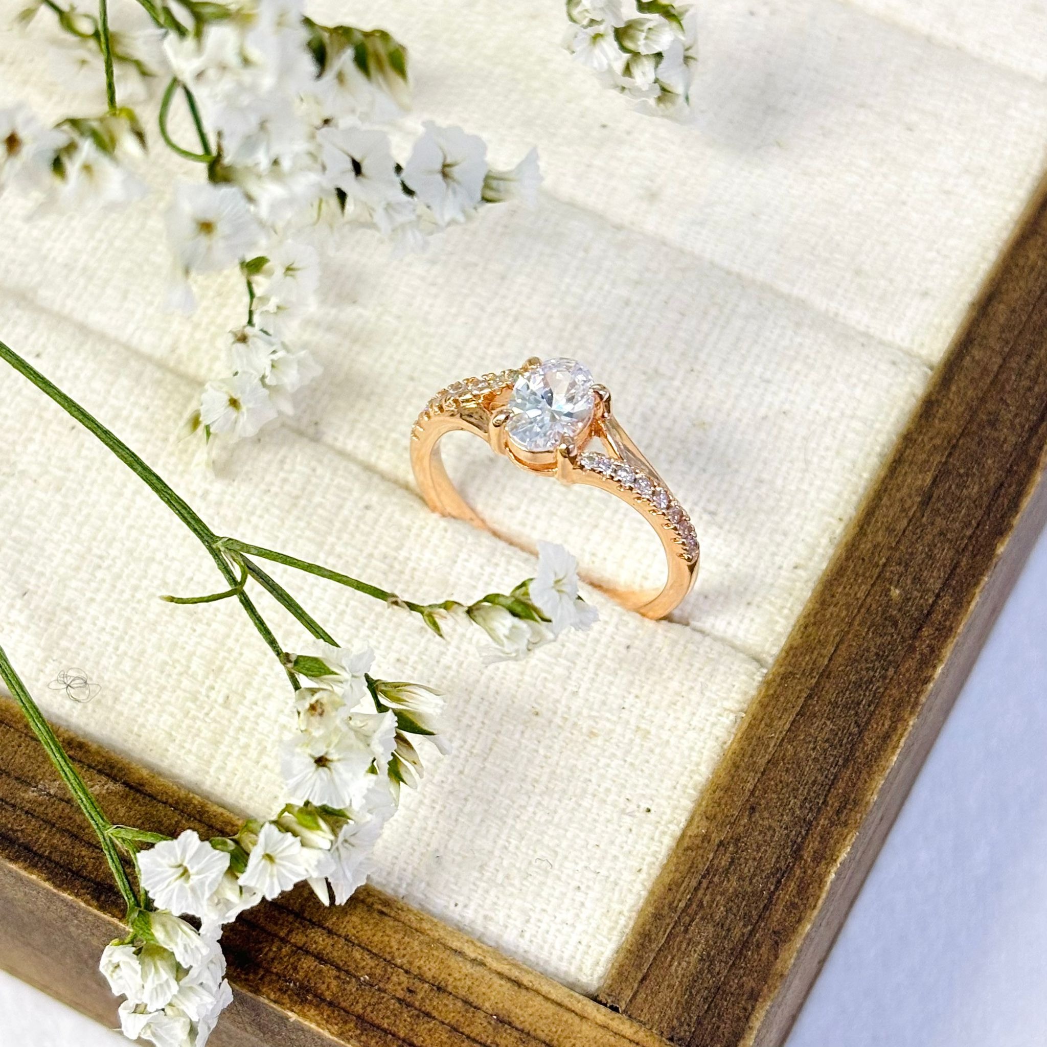 925 silver oval ring with a brilliant center stone and delicate CZ accents.
* Available in rose gold.