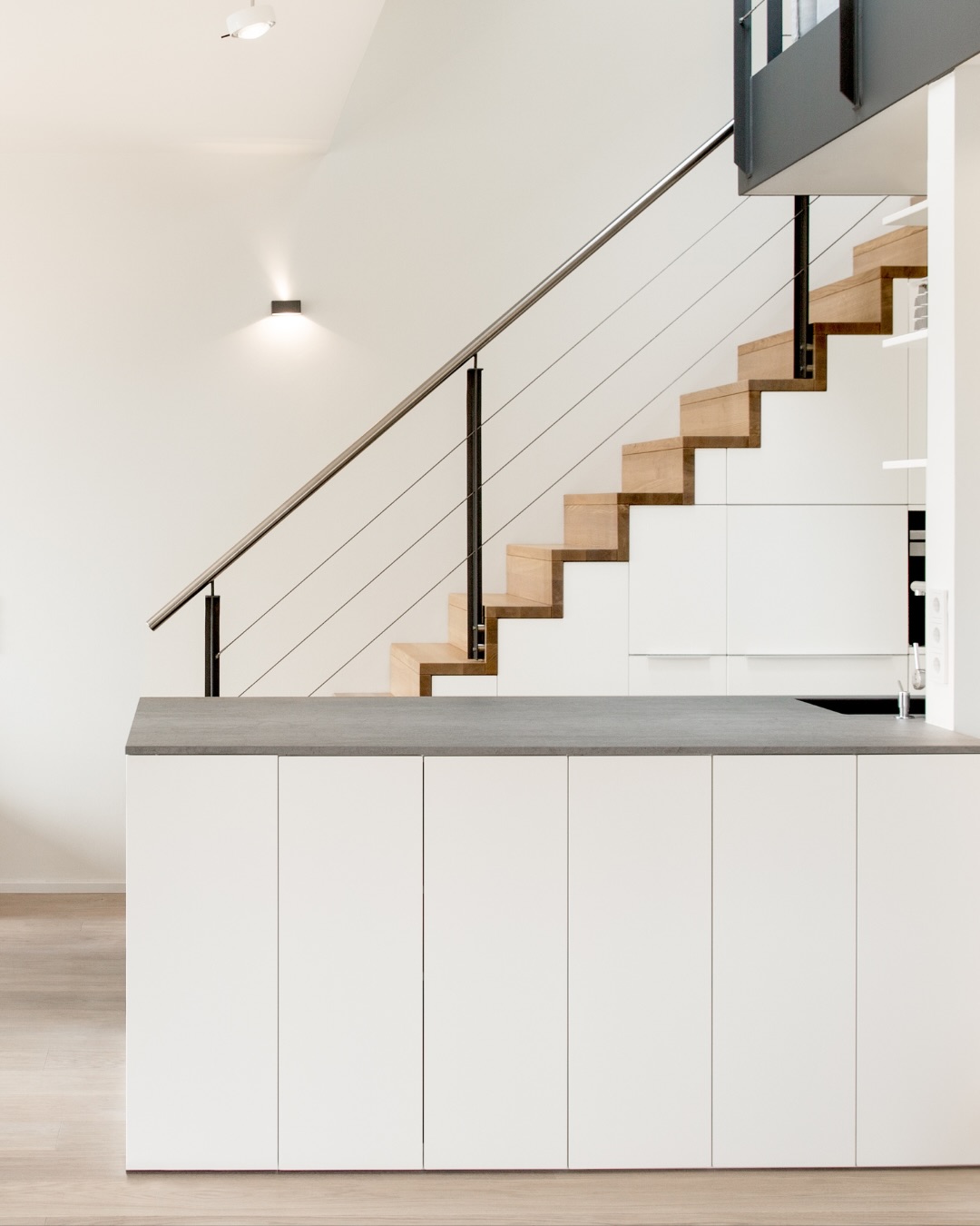 Manchmal liegt die beste Lösung nicht im Mehr, sondern im genauer Hinschauen.
Dieser Raum wirkt ruhig, klar, fast selbstverständlich und genau das ist die eigentliche Leistung dahinter.
Der Platz unter der Treppe wurde nicht „mitgenommen“, sondern bewusst gestaltet. So entsteht nicht nur Stauraum, sondern ein Raum, der funktioniert.
Dieses grandiose Projekt wurde umgesetzt von @carolaaugustininnenarchitektur
📷
Ich bin Vicky – Interior & Brand Fotografin, mit dem Blick für das, was Räume wirklich leisten.
Licht, Form, Atmosphäre. Und die leise Geschichte dahinter.