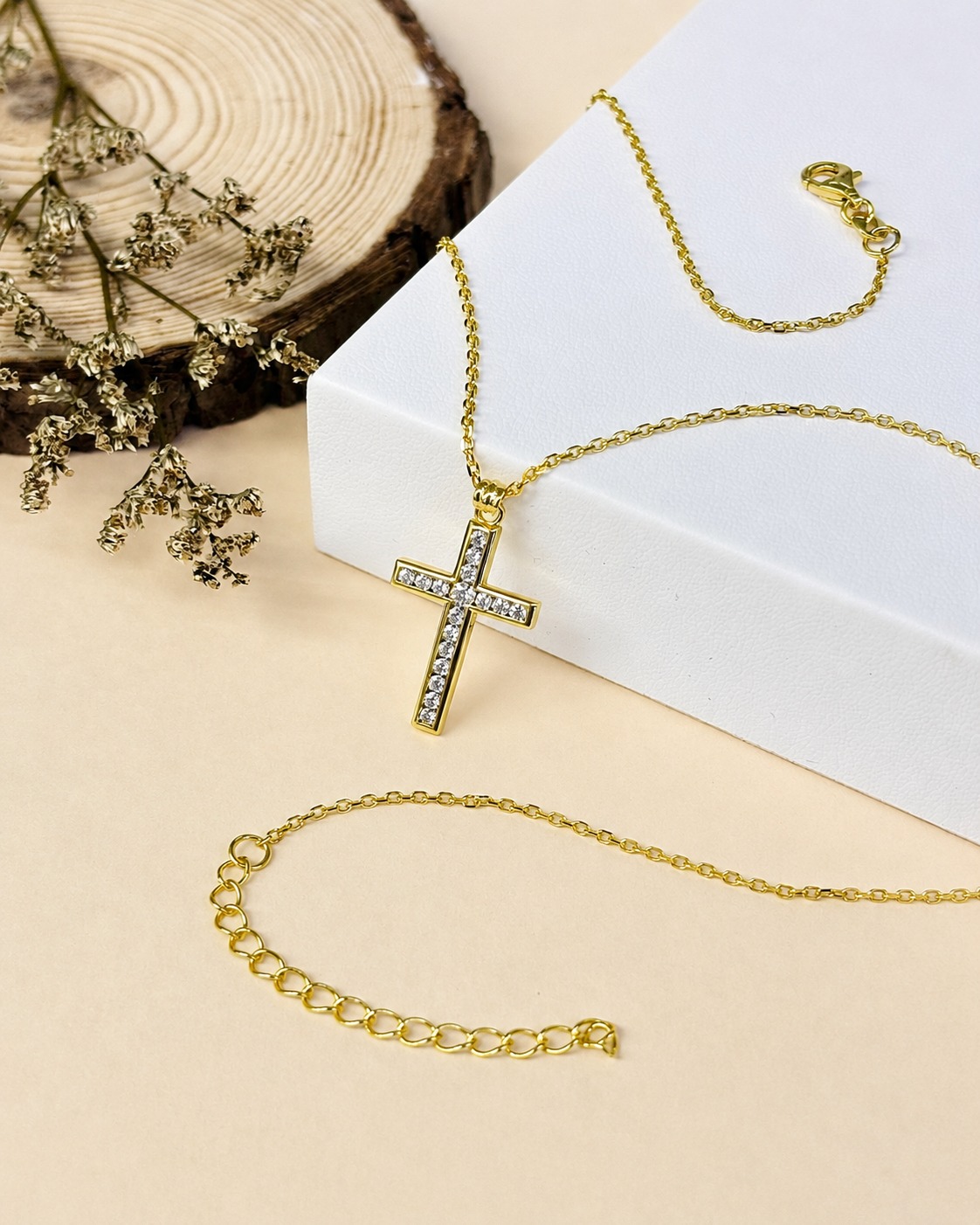 925 silver cross necklace with sparkling CZ details.
* Available in rhodium plated silver.