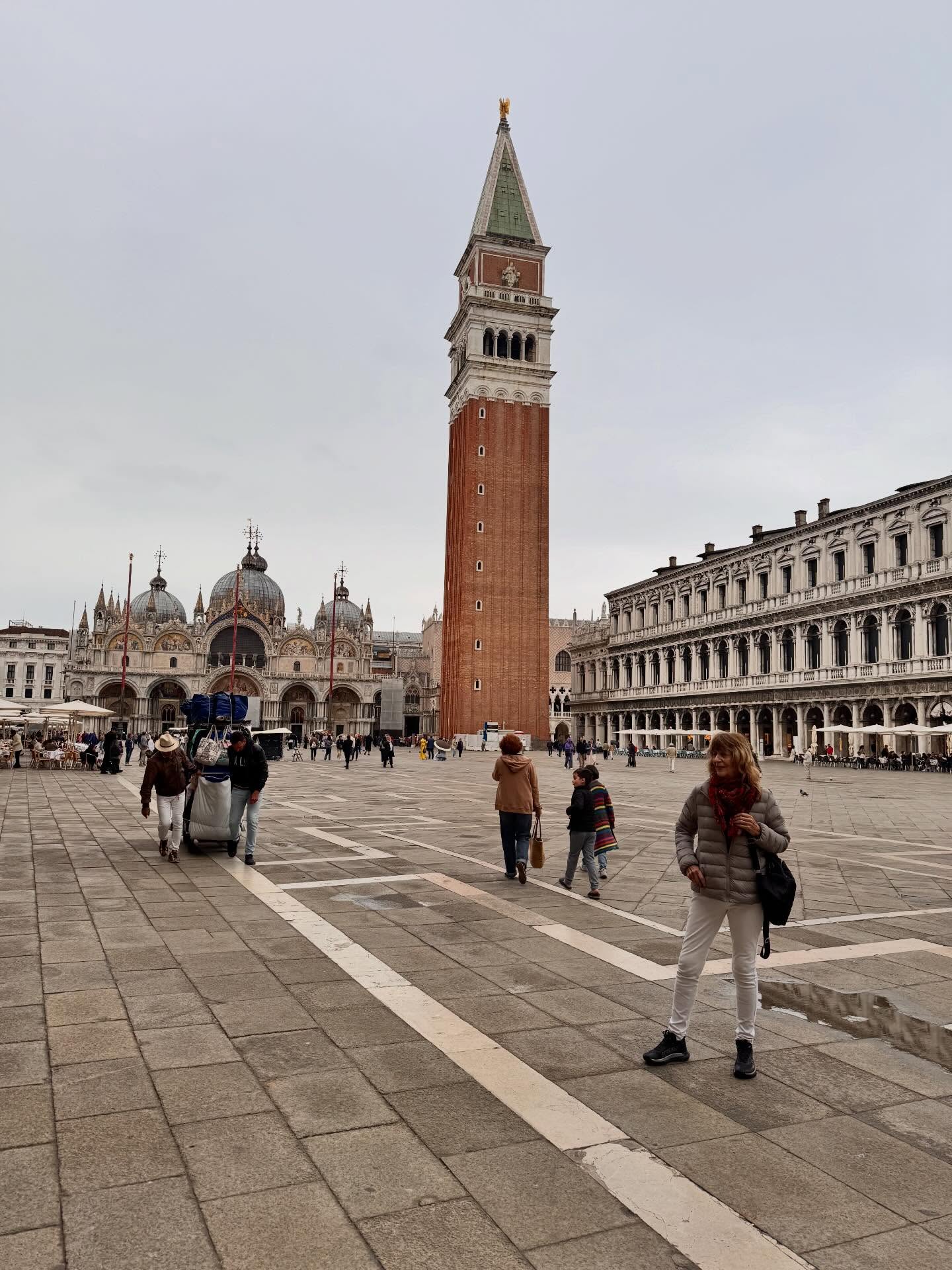 Palpitando la Bienal de Venecia, mañana comienza la recorrida por el Arsenale y el Giardini @labiennale @casadorofungher @lucymattosok @oscarsmoljan @matiasduville #bienaldevenecia #artecontemporaneo #venezia #art #arteinternacional Palpitando la Bienal de Venecia, mañana comienza la recorrida por el Arsenale y el Giardini @labiennale @casadorofungher @lucymattosok @oscarsmoljan @matiasduville #bienaldevenecia #artecontemporaneo #venezia #art #arteinternacional