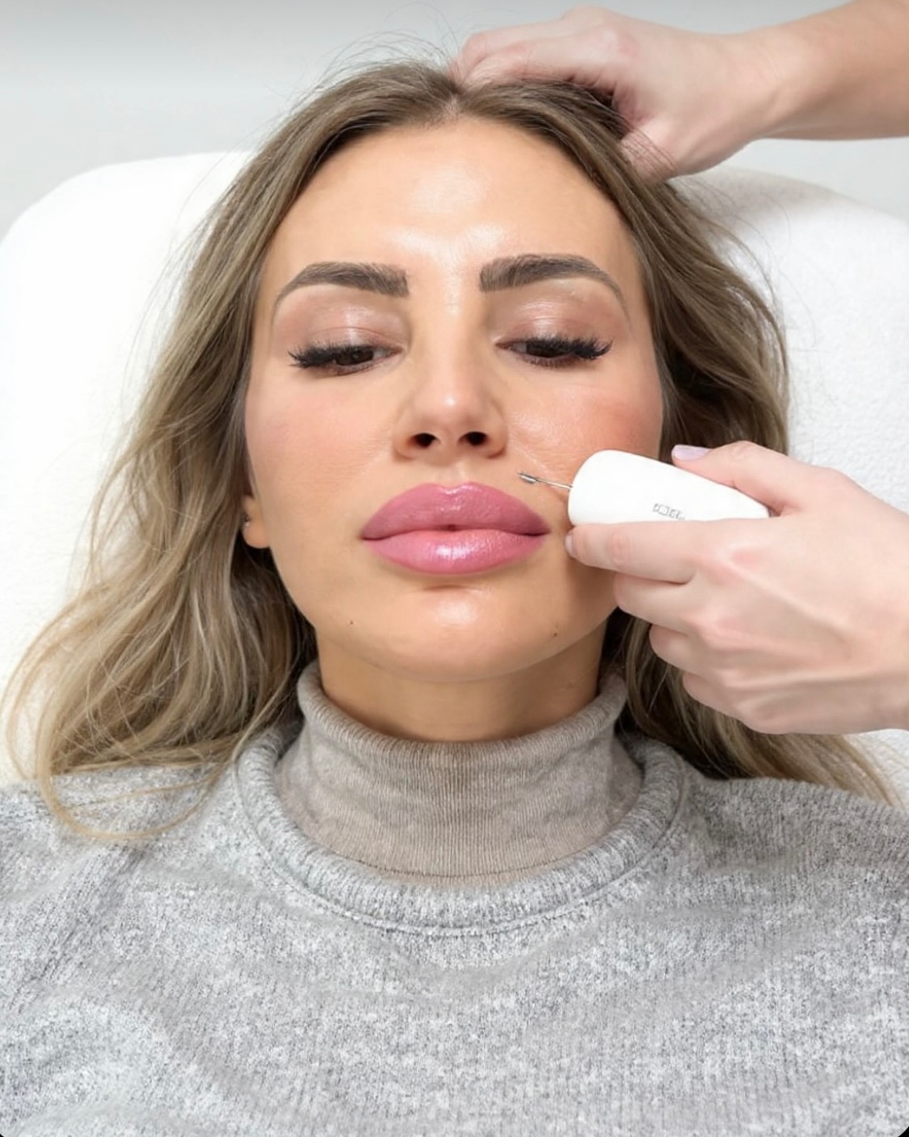 ✨ Deine Haut ist deine Visitenkarte ✨
Und weißt du was❓Perfekte Haut hat nicht jeder – aber JEDER kann sein Hautbild deutlich verbessern 💆♀️💖
Mit der richtigen Pflege ➕professioneller Behandlung kannst du so viel mehr aus deiner Haut rausholen 👇
✔️ Haut sichtbar verjüngen ✨
✔️ Straffer & fester wirken lassen 💎
✔️ Glatteres Hautbild erzielen 🌿
✔️ Pigmentflecken reduzieren 🌞
✔️ Fältchen mildern 💫
✔️ Poren verfeinern 🔍
✔️ Diesen natürlichen Glow zaubern 😍
Das Ergebnis❓
Ein rundum gepflegtes, frisches und strahlendes Hautbild ✨
Vertrau dich meinen Händen an 🤍
Du wirst es nicht bereuen…
📩 Schreib mir für deine persönliche Beratung
#hautpflege #glowingskin #beautygoals #skincare #kosmetikstudio hautverbesserung antiaging skincareroutine glowup beautytipps skincareaddict ästhetik beautyexpert skincarelover selfcare hautliebe