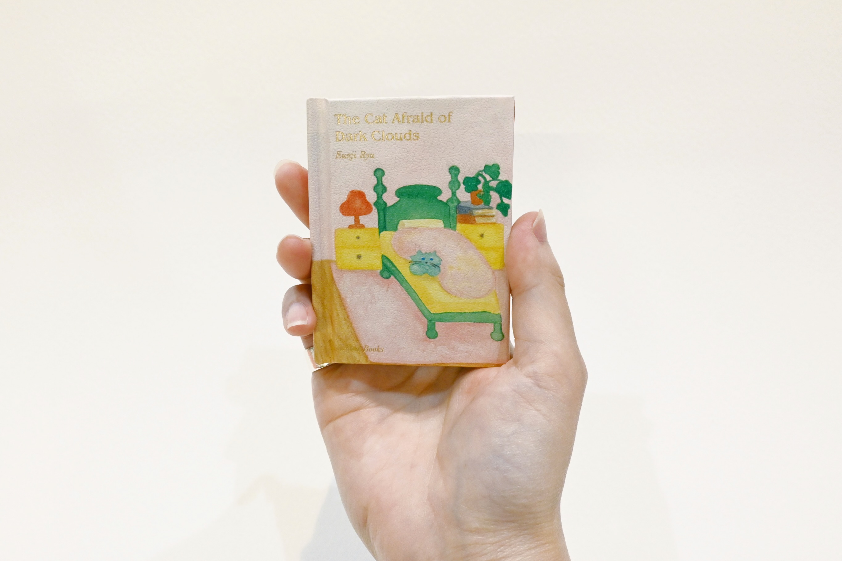 小さな絵本が入荷しました🐈 Small picture books have arrived!
"The Cat Afraid of Dark Clouds"
猫は雨の日、窓辺に座って空を見上げる。
暗い雲が広がり、世界が消えてしまいそうに見える。
青空が戻らないのではと不安になり、身を縮めて毛布の下に隠れる…
Illustrator: Eunji Ryu
Publisher: Ghost Books / Little Room
Size: 2.25 × 3.9 inches
Pages: 48 pages
On rainy days, the cat sits by the window and looks up at the sky.
Dark clouds spread across it, as if they might swallow the world whole.
Fearing that the blue sky may never return, the cat curls up and hides under a blanket...
ONLINE SHOP▶︎ https://www.one-stroke.co.jp/product-page/thecatafraidofdarkclouds
#洋書絵本 #アートブック #artbook #catbook