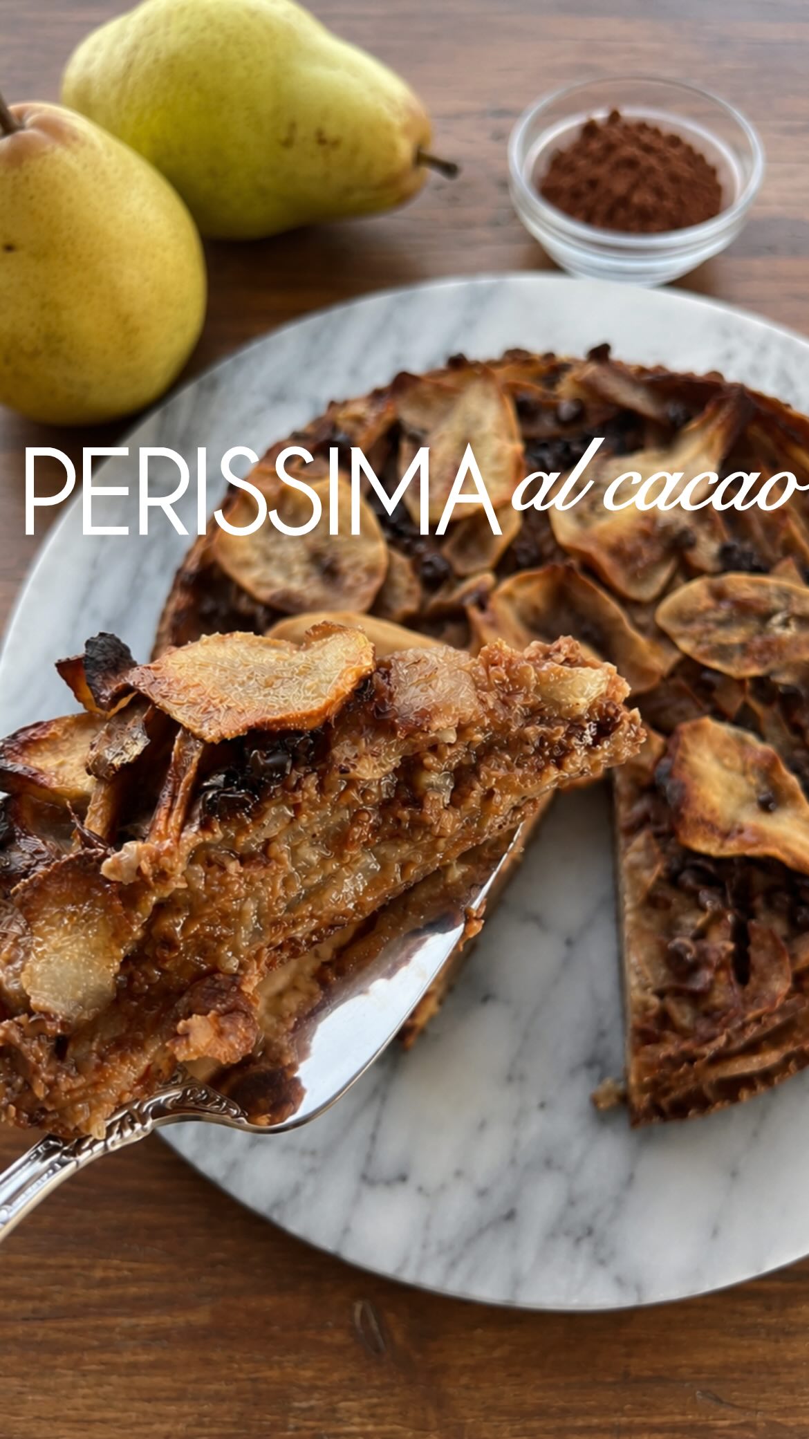 🍐🍫 PERISSIMA AL CACAO 🍫🍐
Perché ha più pere che farina!
Buona, sana e così leggera che vi stupirà 😍
Una torta umida e profumata, perfetta per colazione o merenda.
Anche se in questa ricetta la farina è poca, deve essere di qualità: io uso quella di @molinofruttero 🤍
✨ Ingredienti
• 5 pere
• 100 g latte
• 60 g yogurt greco 0%
• 100 g farina
• 2 uova
• 5/7 g lievito vanigliato
• 20 g cacao amaro in polvere
• 1 cucchiaino di cannella
• 50 g cioccolato fondente tritato o gocce di cioccolato
• 1 cucchiaino di sciroppo d’acero (facoltativo)
👩🍳 Procedimento
In una ciotola mescola le uova con il latte e lo sciroppo d’acero. Aggiungi poi cacao e cannella e infine farina e lievito. Il composto risulterà piuttosto liquido.
Taglia le pere sottilissime e versale nel composto. Mescola bene tutto, io ho aggiunto del cioccolato fondente tritato al composto. Trasferisci in una teglia rivestita con carta forno.
Guarnisci con l’ultima pera tagliata finemente. Facoltativa ma spettacolare: una spolverata di zucchero di canna sulla superficie ✨
Cuoci in forno a 180° per circa 50 minuti.
Ed eccola: la tua Perissima al cacao… soffice, intensa e piena di frutta 🤎
#tortafit #dolcisani ricettefit #valigiainfarinata #tortaallepere #foodbloggeraifοrnelli healthyrecipe ricettefacili merendasana colazionesana torta pere e cacao, torta leggera alle pere, torta sana al cacao, dolce con pere e cioccolato, torta con yogurt greco, torta senza burro, ricetta torta pere soffice, torta umida al cacao, dolce sano fatto in casa, torta con poca farina, ricetta fit alle pere, torta cacao e pere semplice, torta da colazione sana, dolce leggero con frutta, torta pere e gocce di cioccolato, ricetta healthy dessert, torta pere e cannella, dolce con cacao amaro, torta casalinga alle pere