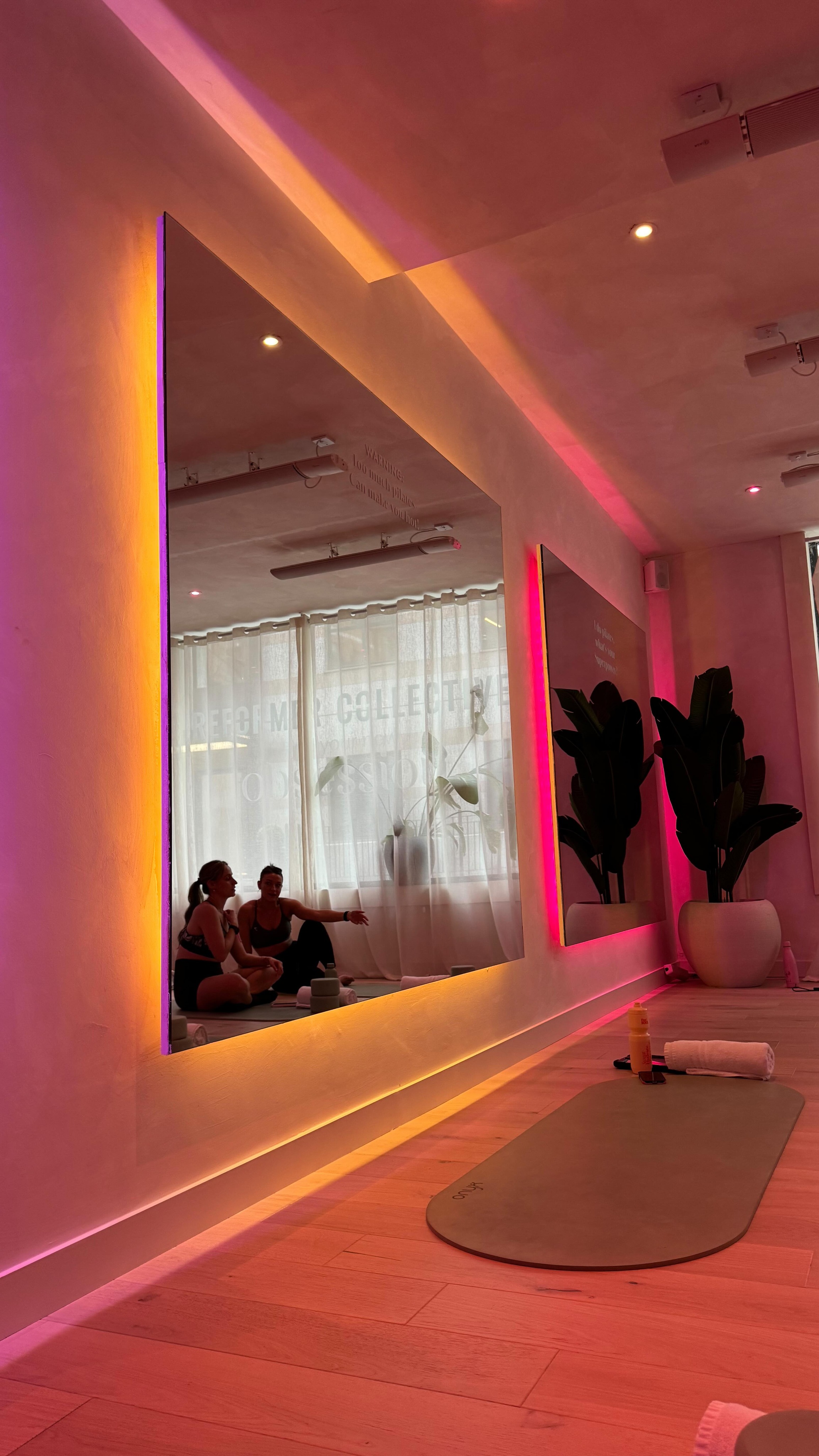 I’m low key embarrassed to say this… I’m not allowed to go hot yoga as a diabetic….
…but I did it anyway! 🤭🧘🏽♀️
Well this is what the doctors told me - are they going to be the yoga police and tell me not to go??
Some people can’t tell a low sugar coming along, now add on 30 degree Dubai humidity and it’s a hypo recipe - but I just knew as long as I have my coke for low bloods and I keep my phone near me to check my bloods I would be fine, and I was! I had the best class (thanks to @reformercollectiveldn and my sugars only dropped much after!
Yoga set: @_kc.sportswear_ (colour: Shuwa)
Using @classpassuki trial for £1 (yes that’s correct!!!) I was able to try this class and a bunch of other fun ones!)
Thank you @cocacolaeurope for being my go-to hypo treatment because a 150ml can is perfect for me.
Disclaimer: please note, these are my experiences. If you’re unable to feel your hypos or unsure about taking certain classes please speak to your healthcare team, take all your precautions including YOUR best hypo treatment, and let the gym/yoga instructor know about your condition.
#diabetes #hotyoga #reformercollective #wellnesscontent