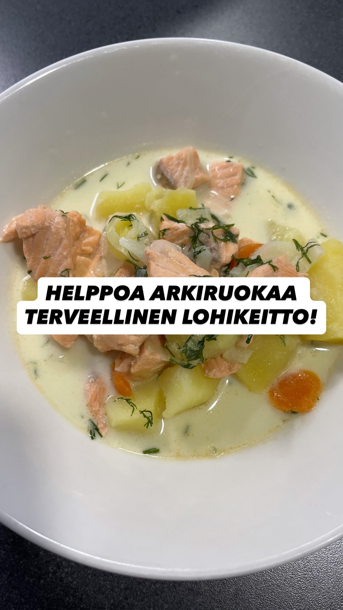 Helppoa arkiruokaa 👉🏻 kevyempi lohikeitto!
Tarvitset:
🔸 1 kg perunoita
🔸 1 kg lohta (pelkkä liha fileenä tai kuutioituna)
🔸 1 iso purjo
🔸 2 sipulia
🔸 200 g porkkanaa
🔸 4 kalaliemikuutiota
🔸 10 mustapippuria ja 2–3 laakerinlehteä
🔸 4 dl kevyt ruokakermaa
🔸 suolaa
🔸 tilliä
Valmistus:
1. Kuori ja pilko perunat sekä porkkanat.
2. Huuhtele ja viipaloi purjo, hienonna sipulit.
3. Laita kattilaan vettä (noin 1,5–2 litraa) ja lisää perunat, porkkanat, sipulit sekä kalaliemikuutiot.
4. Lisää laakerinlehdet ja mustapippuri. Keitä noin 10–15 minuuttia, kunnes kasvikset ovat lähes kypsiä.
5. Lisää joukkoon lohikuutiot ja anna kypsyä miedolla lämmöllä noin 5–7 minuuttia.
6. Kaada sekaan kevyt ruokakerma ja anna keiton vielä kiehahtaa.
7. Tarkista maku ja lisää tarvittaessa suolaa.
8. Lisää lopuksi hienonnettu tilli.
👉🏻 Anna keiton vetäytyä hetki ennen tarjoilua, maku paranee entisestään!👌🏻
Käytä riittävästi lohta, jotta proteiinipitoisuus nousee ja pitää kylläisenä. Halutessasi voit ottaa ruisleipää ja lisätä päälle raejuustoa!
Tykkää, tallenna ja testaa! ✨
Ota tilini seurantaan jos terveellisemmät ruokavinkit kiinnostaa!✅
#lohikeitto #arkiruokaa #ravinto #terveellistä #hyvinvointi