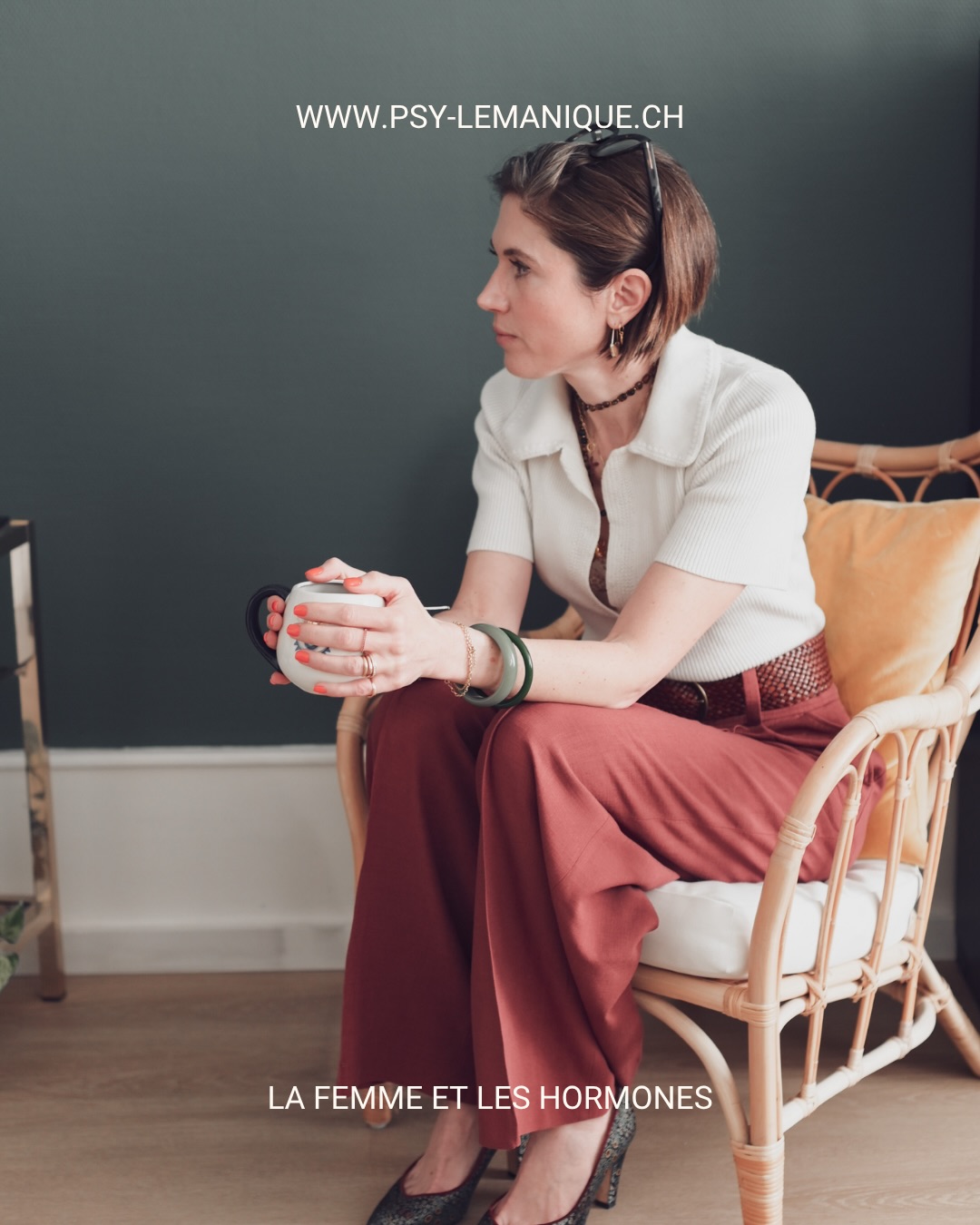 Contraception hormonale : et si on appelait les choses par leur nom ?
On prescrit une pilule, on pose un implant ou un anneau. Et on dit à une femme qu’elle “prend des hormones”.
Ce qu’on explique rarement, c’est ce que ce traitement fait réellement au système hormonal.
La contraception hormonale agit en bloquant l’axe hypothalamo-hypophyso-gonadique.
Le cerveau cesse de stimuler les ovaires.
Résultat :
pas d’ovulation, pas de pic d’estradiol, pas de progestérone, et une baisse de la testostérone.
Le corps n’est pas supplémenté. Il est mis en veille.
Ce profil hormonal — estradiol bas, progestérone absente, testostérone basse — se rapproche davantage d’un état ménopausique que d’un cycle physiologique.
Ce n’est pas une métaphore. C’est de la physiologie.
Les conséquences ne sont pas abstraites.
L’estradiol influence l’humeur, la motivation et la résistance au stress.
La progestérone agit sur l’anxiété et le sommeil.
La testostérone soutient l’énergie, la clarté mentale et le désir.
Quand ces trois hormones chutent simultanément, le cerveau le ressent.
Les symptômes décrits par certaines femmes sont cohérents avec cela : humeur émoussée, anxiété, fatigue, baisse de libido, impression de fonctionner “au ralenti”.
Une large étude danoise (Skovlund et al., JAMA Psychiatry, 2016) retrouve une association entre contraception hormonale et premier épisode dépressif, avec un risque plus marqué chez les adolescentes.
Pourquoi est-ce si peu expliqué ?
Pas par malveillance, mais par habitude, manque de temps, et sous-estimation des effets neuropsychiatriques.
Informer n’est pas inquiéter.
C’est permettre des choix éclairés.
Réf. : Skovlund CW et al., 2016 | Stanczyk FZ et al., 2013
#hormones #contraception #mentalhealth #psychiatry #womenhealth neurosciences perimenopause
