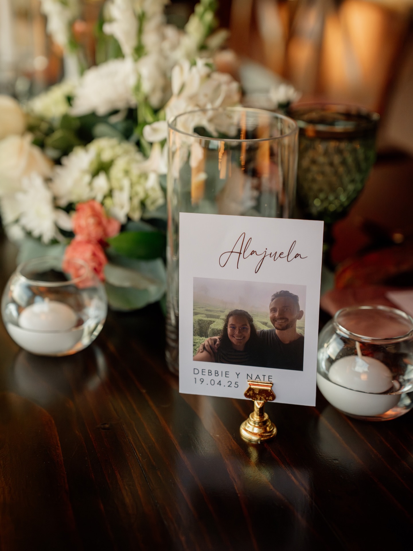 Números de mesa con fotos y nombres de lugares importantes para los novios furante su noviazgo 😍
Planner: @myperfectdaycr