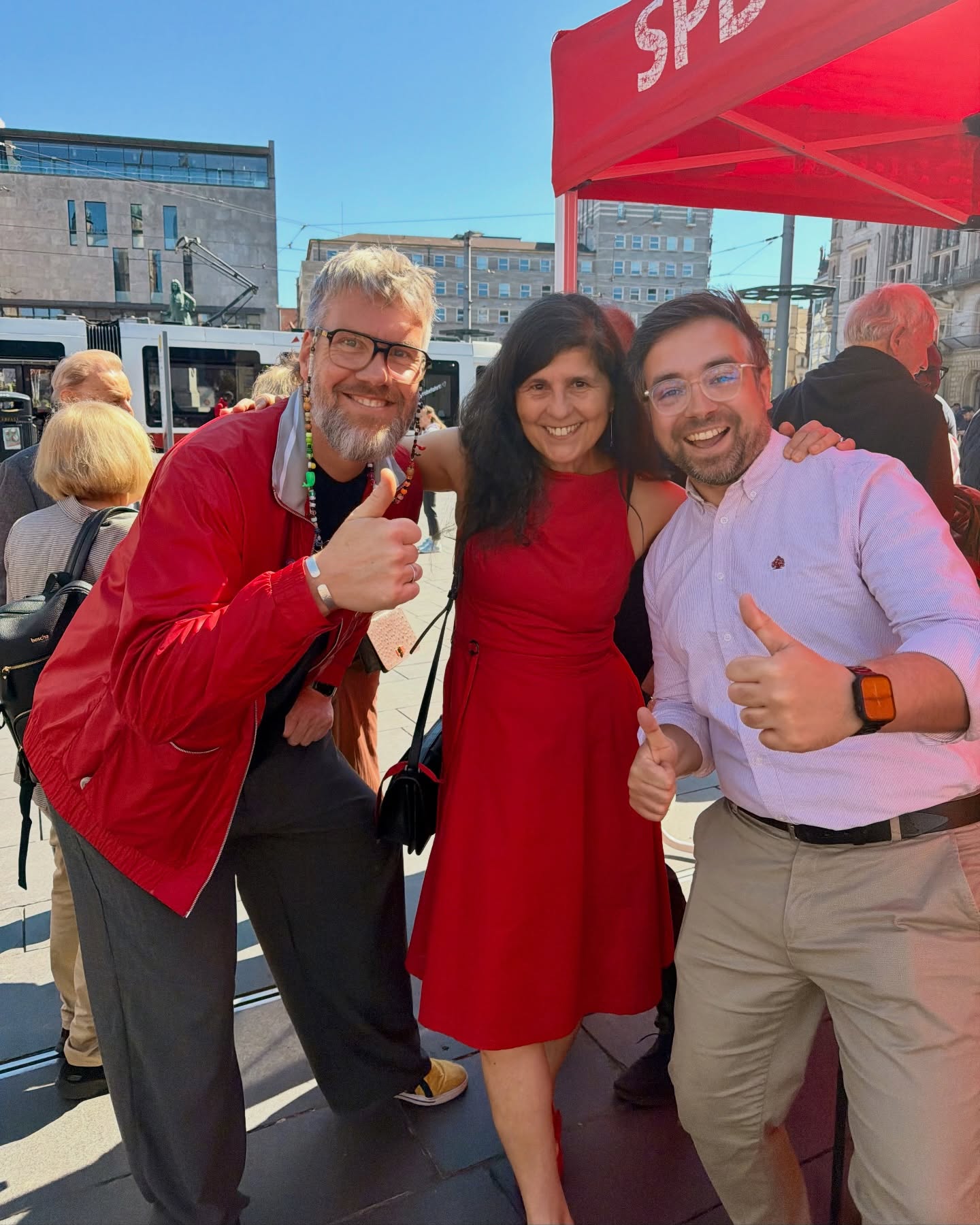 𝗘𝗿𝘀𝘁𝗲𝗿 𝗠𝗮𝗶 𝗮𝘂𝗳 𝗱𝗲𝗺 𝗠𝗮𝗿𝗸𝘁𝗽𝗹𝗮𝘁𝘇 𝗶𝗻 𝗛𝗮𝗹𝗹𝗲☀️
Gemeinsam mit Prof. Dr. Christine Fuhrmann, Stephan Scherf und vielen anderen unterwegs für starke Arbeitnehmerrechte und faire Löhne.
„Erst unsere Jobs, dann eure Profite“ ist für uns kein Slogan, sondern eine klare Haltung: Wer täglich den Laden am Laufen hält, verdient Respekt, Sicherheit und gute Arbeit.
Eine Stadt funktioniert nicht von allein. Sie funktioniert, weil Menschen morgens aufstehen und anpacken. Dafür sagen wir heute ganz bewusst Danke.