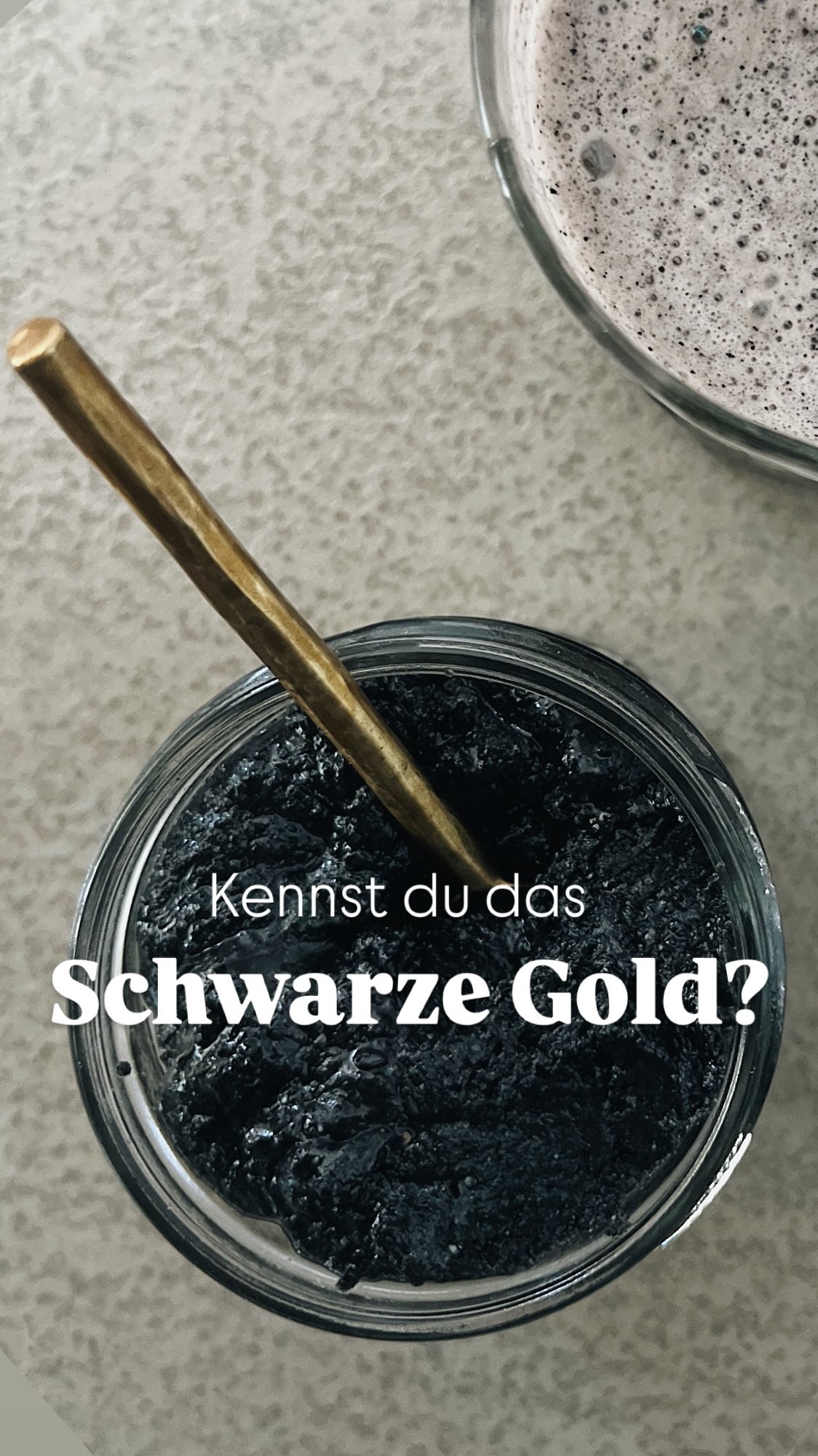Schwarzes Gold 🖤
Ich hab ein uraltes Rezept ausprobiert!
Schwarzer Sesam – seit Jahrtausenden im Ayurveda, wunderbar für unsere Gesundheit, für schönes, kräftiges Haar und gesunde Haut.
Nicht von außen. Von innen.
Schwarzer Sesam wird geröstet, fein gemahlen, und mit regionalem Honig & Kokosöl vermischt zu einer cremigen Paste.
Ich hab etwa eine Tasse Sesam genommen und 3 EL Honig und etwa 2 EL Kokosöl- einfach bis es eine cremige Konsistenz hat.
Eine geniale einfache und nährende Mischung für jeden Tag!
schwarzer Sesam enthält Kupfer, viele Mineralstoffe Vitamine und versorgt sich von Ihnen heraus.
Seid ihr tausenden verwenden indische Frauen dieses Geheimrezept und ich hab es jetzt auch mal ausprobiert. Ich bin echt begeistert und es schmeckt so lecker. Ich werde es jetzt täglich in mein Ernährung einbauen!
Zwei Löffel voll Selbstfürsorge.
Überraschend lecker war meine Berry Latte mit schwarzem Sesam 🙌
Probier es unbedingt aus!
Dein Körper weiß genau, was er damit macht 🌿
Viel Spaß beim ausprobieren und ich freu mich auf deine Meinung 🤍
Vielleicht kennst du das Rezept ja schon und möchtest uns verraten, wie’s dir dabei geht?
Alles Liebe, deine Meli mint
#schwarzersesam #ayurveda #haargesundheit #natürlichschön #selfcare