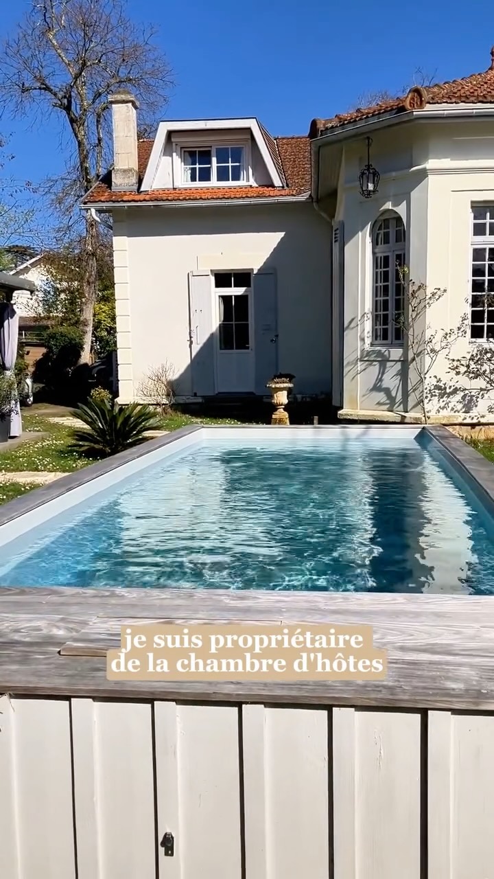 Il y a les vacances où l'on visite une région.
Et celles où l'on a la sensation d'y vivre.
À la Villa de Glen-Tara, Michelle ne vous loue pas seulement une chambre à 200 mètres des plages du bassin d’Arcachon.
Elle vous partage son propre équilibre.
→ Le calme de la forêt voisine,
→ Le rythme ralenti des balades à vélo,
→ L'océan et les vagues du Cap Ferret, tout près.
Mais ce qui marque le plus quand on passe sa porte, c’est la chaleur de son accueil.
Celle-là même qui fait la signature de toutes les adresses Guest & House. Chez Michelle, comme chez les autres propriétaires du collectif, recevoir est plus qu'un métier : c'est une passion.
Et croyez-nous : savoir que l'on est vraiment attendu, ça change absolument tout au voyage.
🔗 Retrouvez la maison de Michelle (et toutes nos autres adresses de charme) sur notre site.
@𝘃𝗶𝗹𝗹𝗮𝗴𝗹𝗲𝗻𝘁𝗮𝗿𝗮
〰️ 〰️ 〰️ 〰️
Guest & House
🏡 Collectif de Maisons d’hôtes de charme
📍 France & Belgique
🔗 Découvrez votre prochaine destination sur notre site