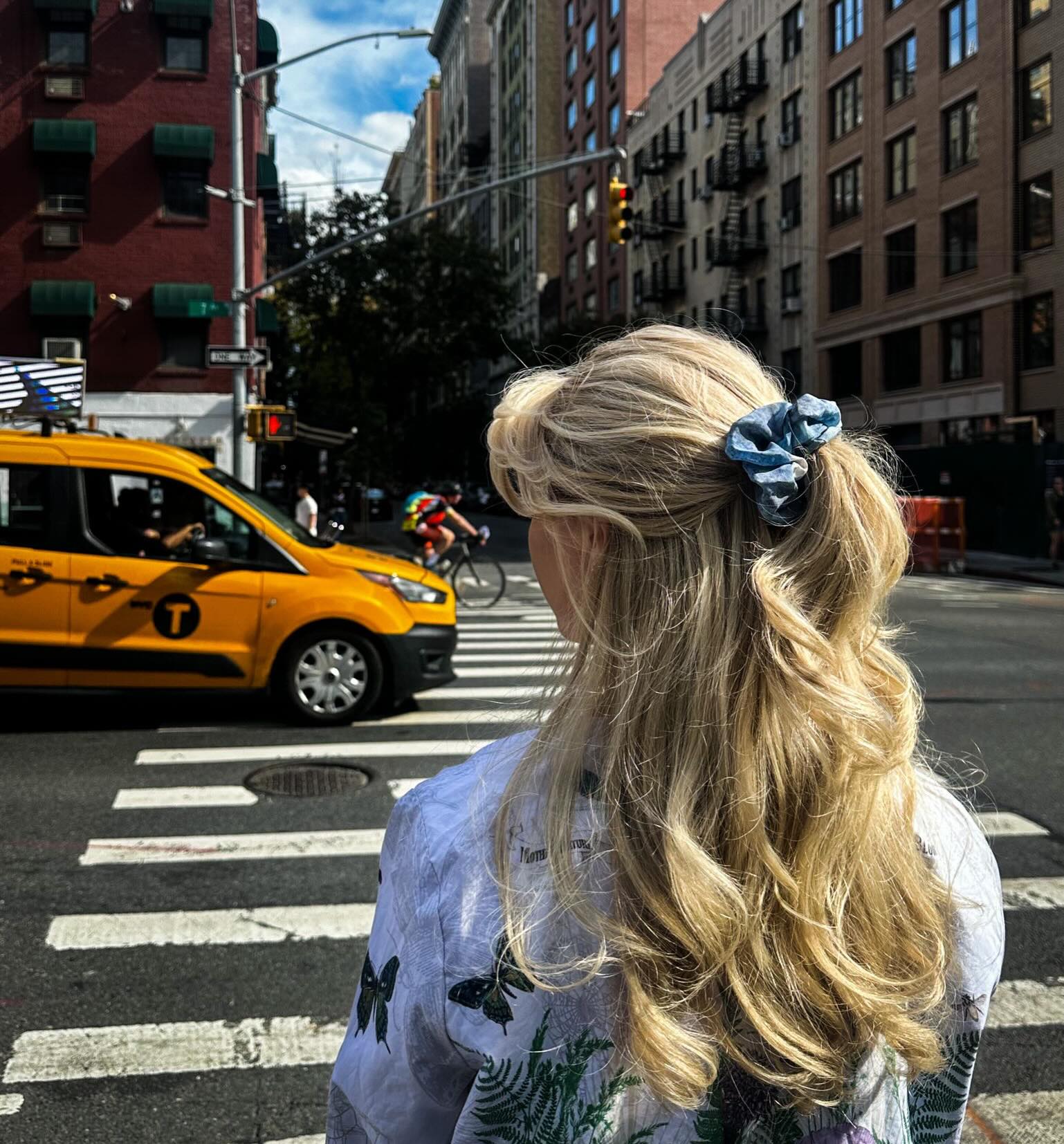 Floral scrunchies for spring… Groundbreaking 🌷
Shop the new floral printed silk scrunchies at our Éadach store in the Merchant Hotel Belfast.
Nothing better than a scrunchie in the city
#éadach #saraoneill #scrunchie