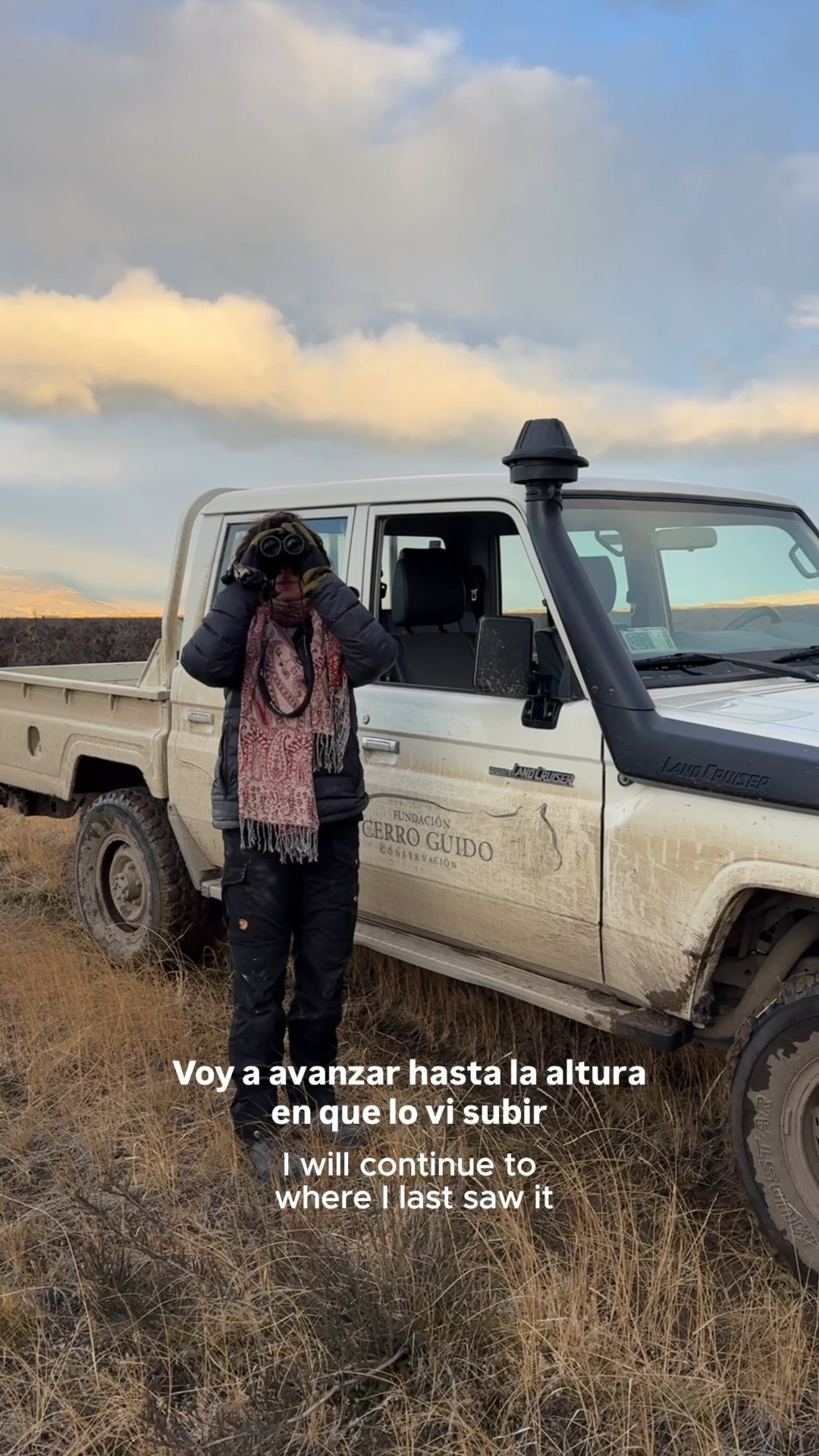 Ese día, mientras recorríamos Cerro Guido en el safari de conservación, pudimos registrar a una puma junto a sus cuatro cachorros. Un encuentro silencioso, breve y muy emocionante 🌿🐾
Después del avistamiento, nuestro equipo de investigadores en terreno realizó relevos para continuar el monitoreo y seguir estudiando su comportamiento en libertad. Cada observación aporta información clave para comprender y proteger a esta especie en el ecosistema patagónico.
Verlos libres, en equilibrio con este paisaje salvaje, es también una señal de esperanza. Detrás de cada avistamiento hay años de trabajo, monitoreo y convivencia para demostrar que la conservación y la ganadería pueden coexistir.
Más que observar fauna, vivir esta experiencia es entender que aún existen lugares donde la naturaleza sigue su curso.
📹: @beatrizschneiders
📍: @turismo.estanciacerroguido
#Trackers #ScienceInTheField #PatagoniaWildlife #Patagonia #CerroGuido