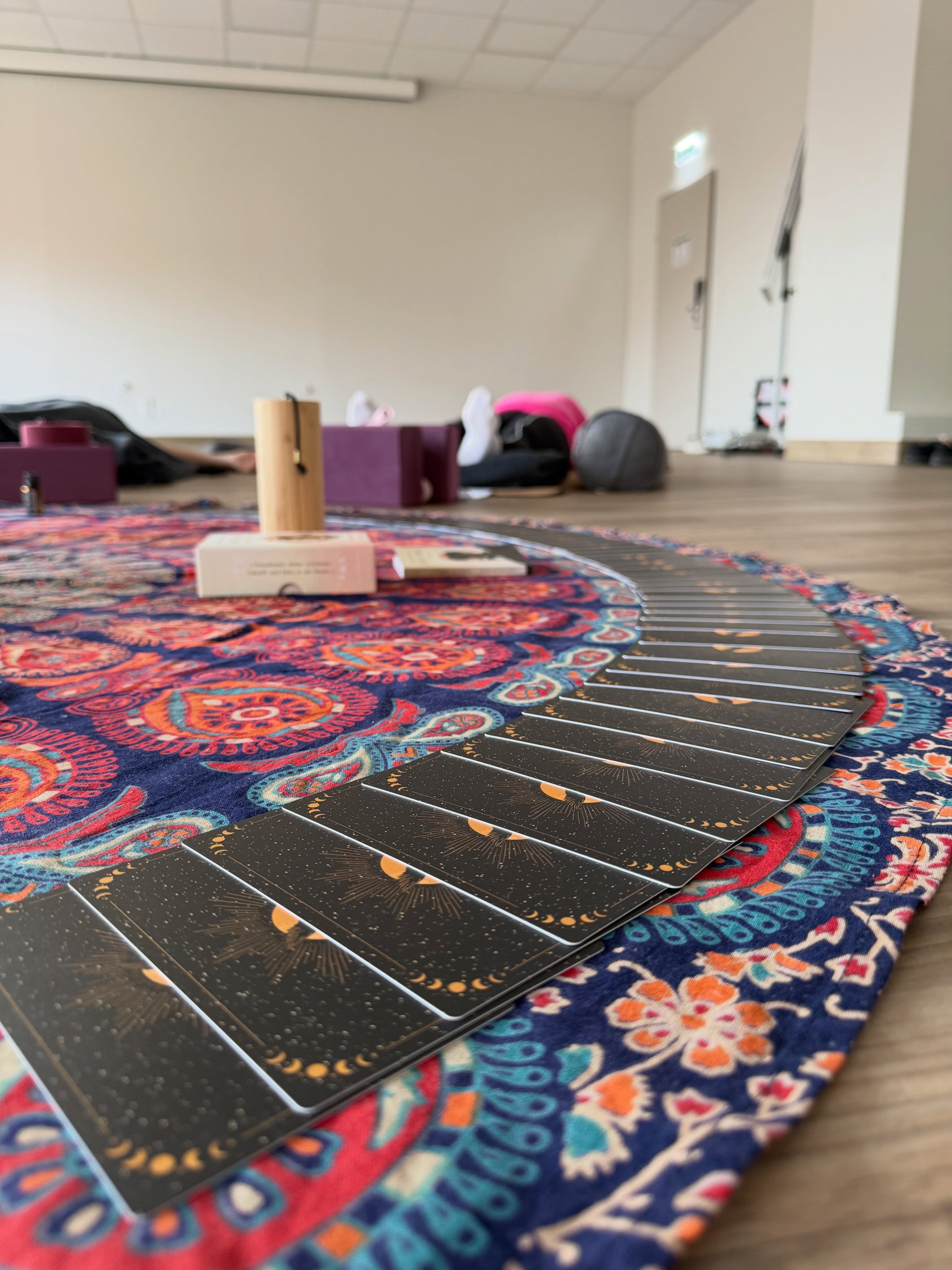 „Ich fühle mich freier.“
„Ich nehme neue Energie mit.“
„Meine Familie merkt, dass sich etwas verändert hat.“
„Ich versuche die Ruhe aus dem Retreat in meinen Alltag mitzunehmen.“
Genau darum ging es bei Ich. Wachse. 🌱
Nicht darum, jemand anderer zu werden.
Sondern darum, wieder bei sich selbst anzukommen.
Sich Zeit zu nehmen.
Zu atmen.
Zu fühlen.
Sich selbst wieder wahrzunehmen zwischen Alltag, Verantwortung und Funktionieren.
Und ehrlich?
Es berührt mich jedes Mal zutiefst, wenn Menschen nach einem Retreat sagen, dass sich etwas verändert hat. Nicht nur an diesem Wochenende, sondern im Alltag danach.
Dass plötzlich wieder Ruhe spürbar wird.
Dass Entscheidungen klarer werden.
Dass der Körper wieder wahrgenommen wird.
Dass man beginnt, sich selbst wieder wichtiger zu nehmen.
Retreats sind kein Luxus.
Sie sind manchmal genau der Raum, den wir brauchen, um uns wieder zu erinnern, wer wir eigentlich sind 🤍
Und vielleicht ist genau jetzt dein Moment dafür👇🏻
✨ Summer Soul am wunderschönen Loxone Campus wartet bereits auf dich.
🍂 Und auch Ich. Befreie. im Herbst im Spa Hotel Bründl öffnet wieder diesen Raum für Loslassen, Klarheit und echtes Bei-sich-Ankommen.
Ich freue mich auf jede einzelne Seele, die mit uns wächst, fühlt, lacht, atmet und einfach einmal wieder nur sein darf 🌿
Schreib‘ mir gleich und buche DEIN Retreat 💬
#unbound #retreat #ichwachse #ichbefreie #summersoul