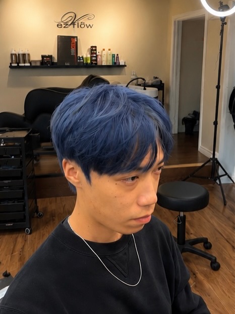 Midnight blue 🫐
Soft texture + layered silhouette.
Clean fade, soft movement, icy blue tone.
📍Toronto
#bluehair #haircolor #hairstylist #torontohairstylist #colours